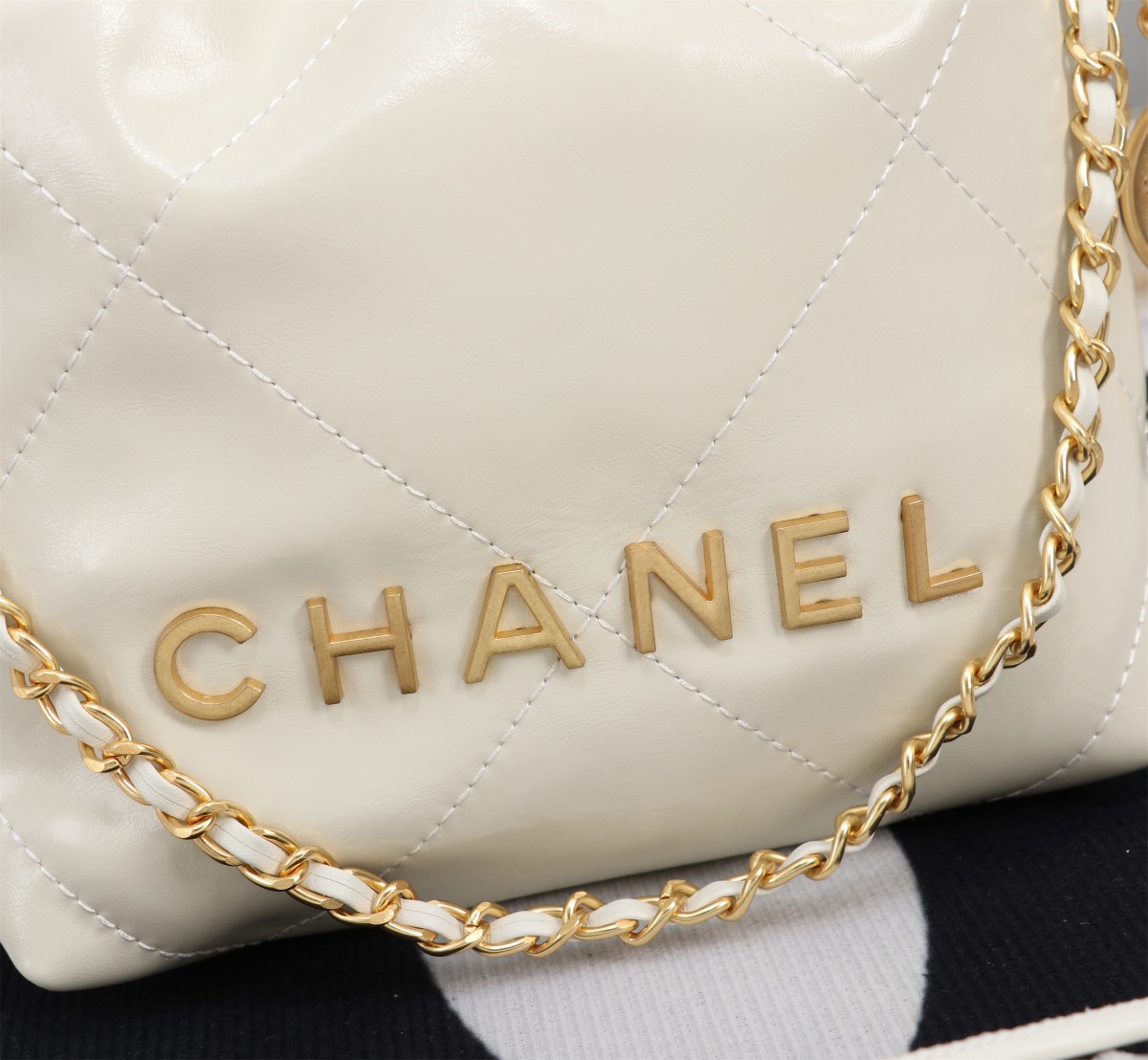 
💰230🌸Chanel  23春夏新款 mini 22bag✨
跟大尺寸一样的亮面小牛皮搭配复古金五金，菱格纹
等比缩小的22bag比大尺寸来得更加精致
链条的设计太🉑可，双链条⛓➕皮绳链条⛓，细节满满
通过包身前两条短的皮穿链来收紧和开合
后面两条长的肩带纯粹就是背带作用。尺寸：20*19*6cm款号8812