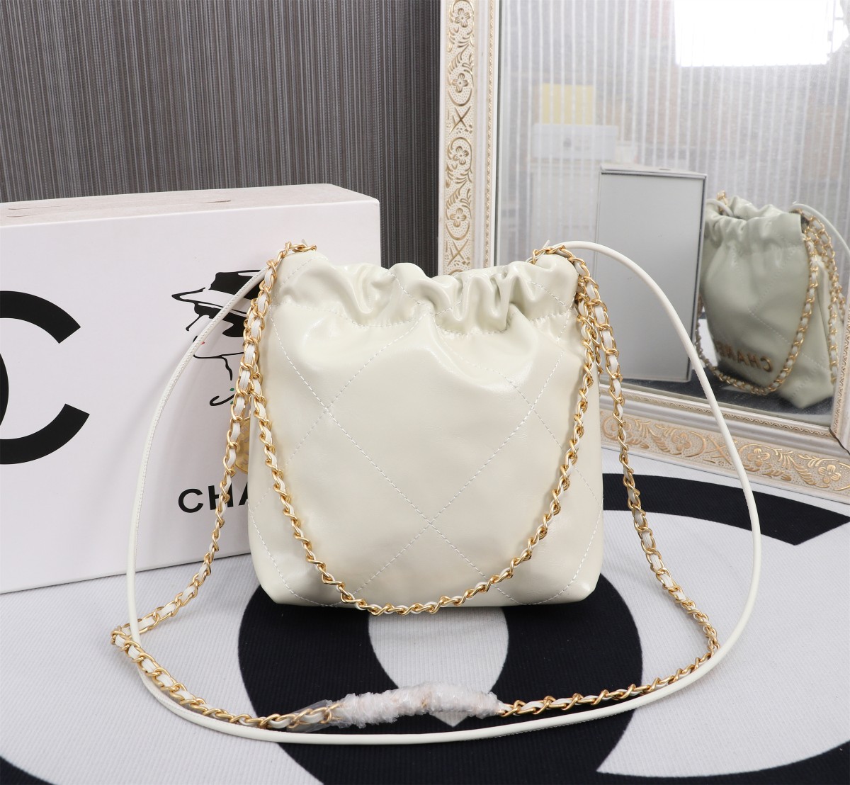 
💰230🌸Chanel  23春夏新款 mini 22bag✨
跟大尺寸一样的亮面小牛皮搭配复古金五金，菱格纹
等比缩小的22bag比大尺寸来得更加精致
链条的设计太🉑可，双链条⛓➕皮绳链条⛓，细节满满
通过包身前两条短的皮穿链来收紧和开合
后面两条长的肩带纯粹就是背带作用。尺寸：20*19*6cm款号8812
