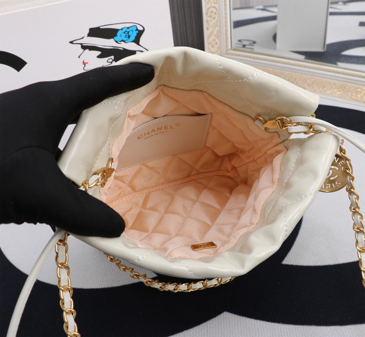 
💰230🌸Chanel  23春夏新款 mini 22bag✨
跟大尺寸一样的亮面小牛皮搭配复古金五金，菱格纹
等比缩小的22bag比大尺寸来得更加精致
链条的设计太🉑可，双链条⛓➕皮绳链条⛓，细节满满
通过包身前两条短的皮穿链来收紧和开合
后面两条长的肩带纯粹就是背带作用。尺寸：20*19*6cm款号8812