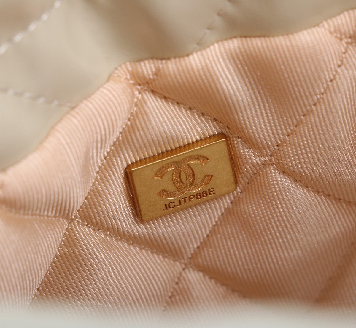 
💰230🌸Chanel  23春夏新款 mini 22bag✨
跟大尺寸一样的亮面小牛皮搭配复古金五金，菱格纹
等比缩小的22bag比大尺寸来得更加精致
链条的设计太🉑可，双链条⛓➕皮绳链条⛓，细节满满
通过包身前两条短的皮穿链来收紧和开合
后面两条长的肩带纯粹就是背带作用。尺寸：20*19*6cm款号8812