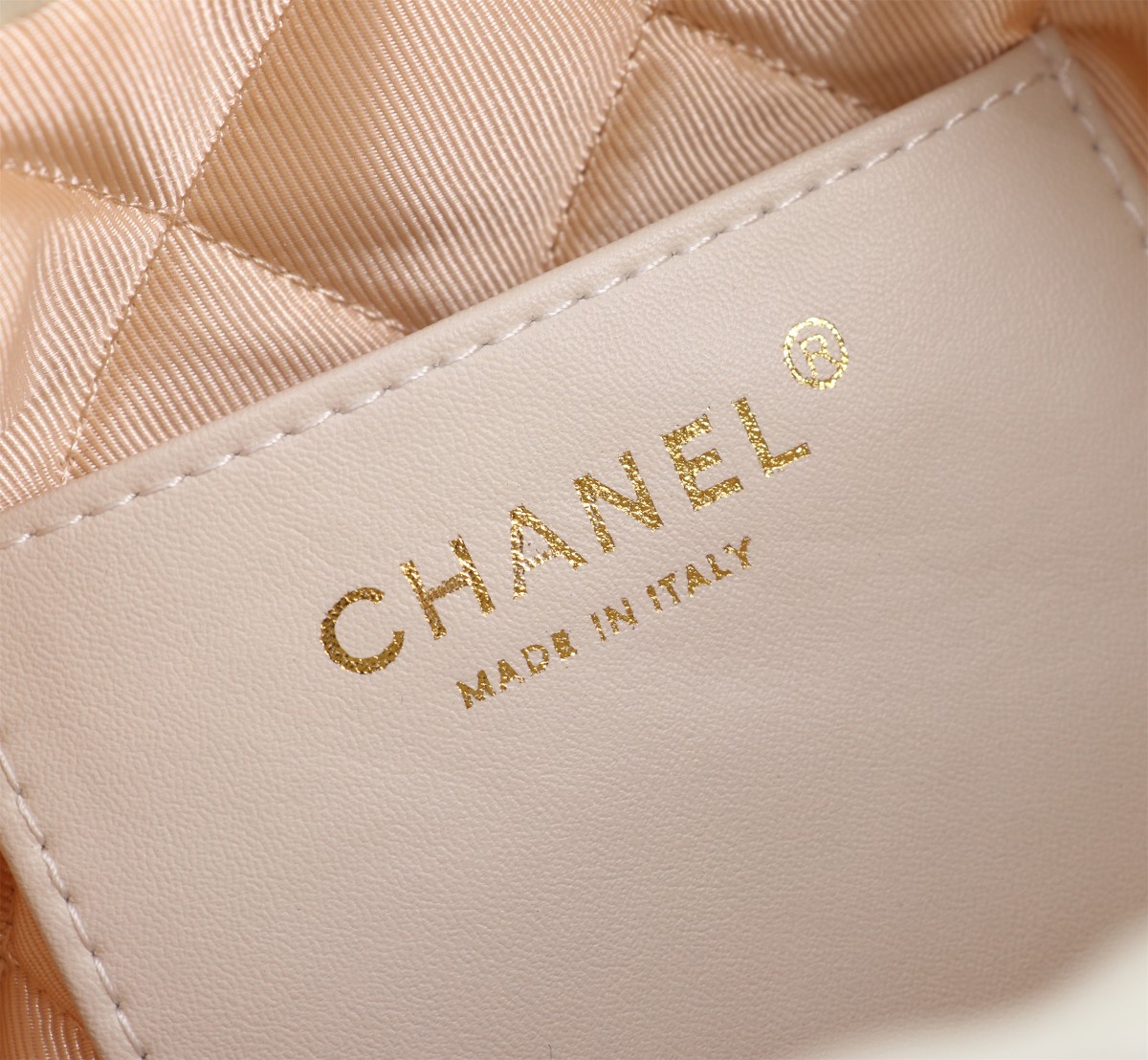 
💰230🌸Chanel  23春夏新款 mini 22bag✨
跟大尺寸一样的亮面小牛皮搭配复古金五金，菱格纹
等比缩小的22bag比大尺寸来得更加精致
链条的设计太🉑可，双链条⛓➕皮绳链条⛓，细节满满
通过包身前两条短的皮穿链来收紧和开合
后面两条长的肩带纯粹就是背带作用。尺寸：20*19*6cm款号8812