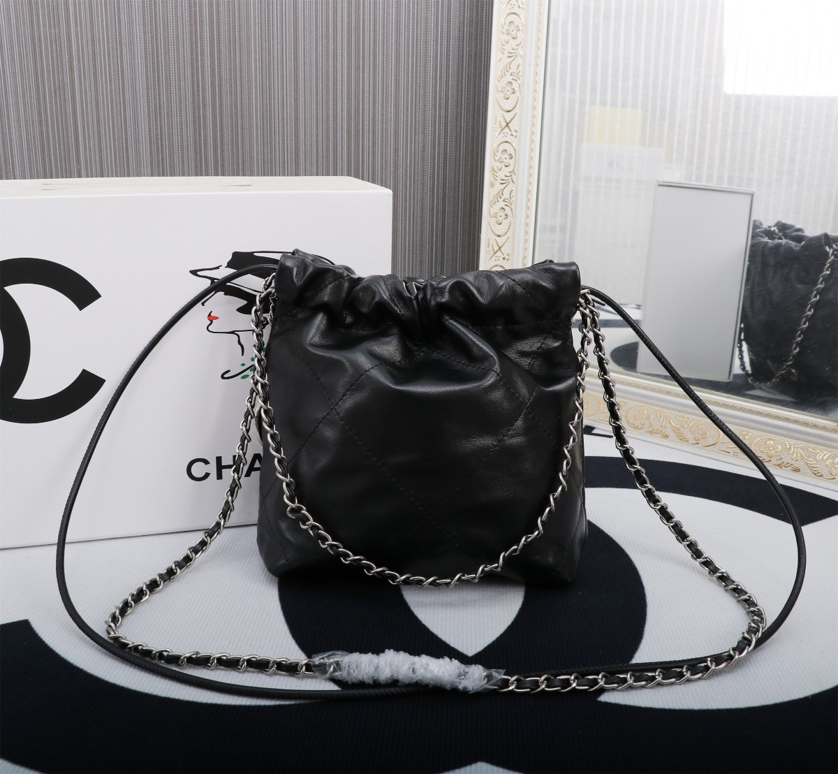 
💰230🌸Chanel  23春夏新款 mini 22bag✨
跟大尺寸一样的亮面小牛皮搭配复古金五金，菱格纹
等比缩小的22bag比大尺寸来得更加精致
链条的设计太🉑可，双链条⛓➕皮绳链条⛓，细节满满
通过包身前两条短的皮穿链来收紧和开合
后面两条长的肩带纯粹就是背带作用。尺寸：20*19*6cm款号8812