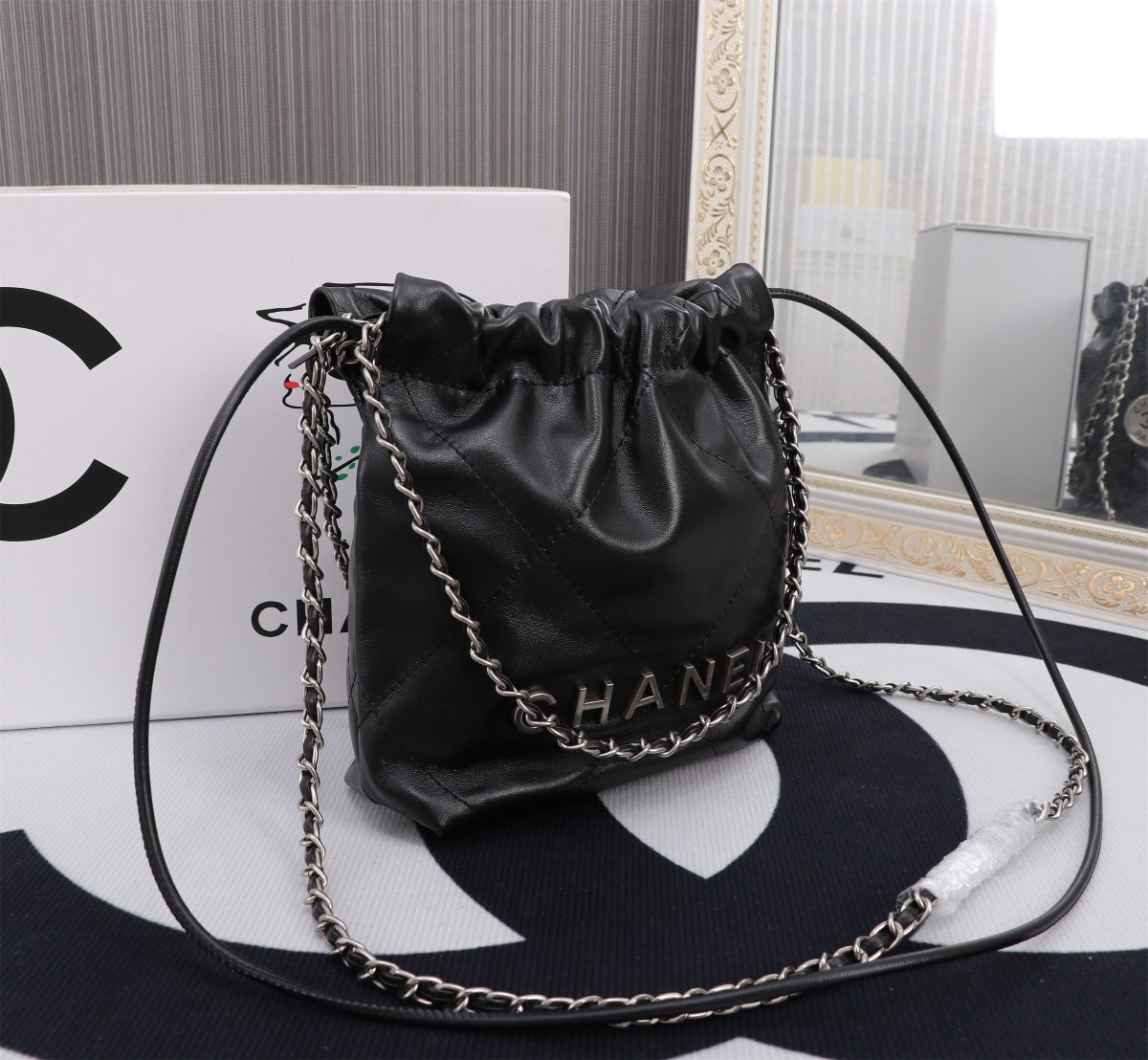 
💰230🌸Chanel  23春夏新款 mini 22bag✨
跟大尺寸一样的亮面小牛皮搭配复古金五金，菱格纹
等比缩小的22bag比大尺寸来得更加精致
链条的设计太🉑可，双链条⛓➕皮绳链条⛓，细节满满
通过包身前两条短的皮穿链来收紧和开合
后面两条长的肩带纯粹就是背带作用。尺寸：20*19*6cm款号8812