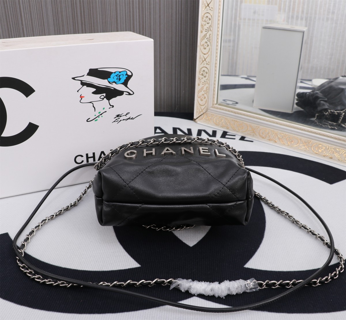 
💰230🌸Chanel  23春夏新款 mini 22bag✨
跟大尺寸一样的亮面小牛皮搭配复古金五金，菱格纹
等比缩小的22bag比大尺寸来得更加精致
链条的设计太🉑可，双链条⛓➕皮绳链条⛓，细节满满
通过包身前两条短的皮穿链来收紧和开合
后面两条长的肩带纯粹就是背带作用。尺寸：20*19*6cm款号8812