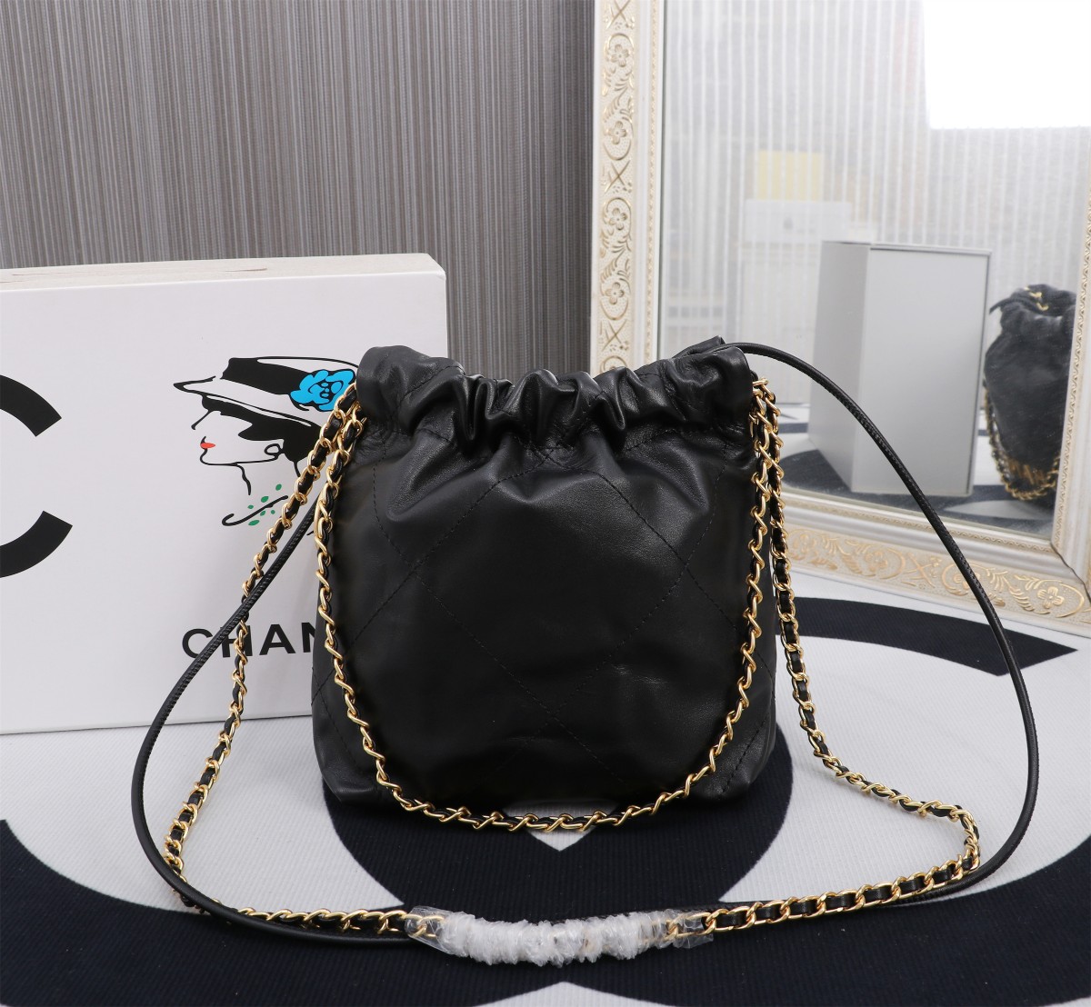💰230🌸Chanel  23春夏新款 mini 22bag✨
跟大尺寸一样的亮面小牛皮搭配复古金五金，菱格纹
等比缩小的22bag比大尺寸来得更加精致
链条的设计太🉑可，双链条⛓➕皮绳链条⛓，细节满满
通过包身前两条短的皮穿链来收紧和开合
后面两条长的肩带纯粹就是背带作用。尺寸：20*19*6cm款号8812