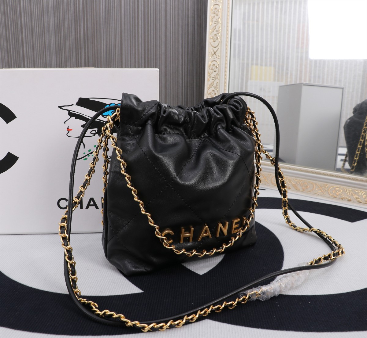 💰230🌸Chanel  23春夏新款 mini 22bag✨
跟大尺寸一样的亮面小牛皮搭配复古金五金，菱格纹
等比缩小的22bag比大尺寸来得更加精致
链条的设计太🉑可，双链条⛓➕皮绳链条⛓，细节满满
通过包身前两条短的皮穿链来收紧和开合
后面两条长的肩带纯粹就是背带作用。尺寸：20*19*6cm款号8812