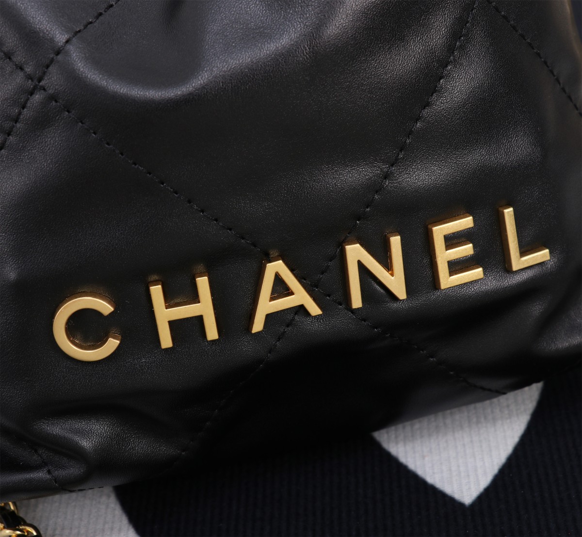 💰230🌸Chanel  23春夏新款 mini 22bag✨
跟大尺寸一样的亮面小牛皮搭配复古金五金，菱格纹
等比缩小的22bag比大尺寸来得更加精致
链条的设计太🉑可，双链条⛓➕皮绳链条⛓，细节满满
通过包身前两条短的皮穿链来收紧和开合
后面两条长的肩带纯粹就是背带作用。尺寸：20*19*6cm款号8812
