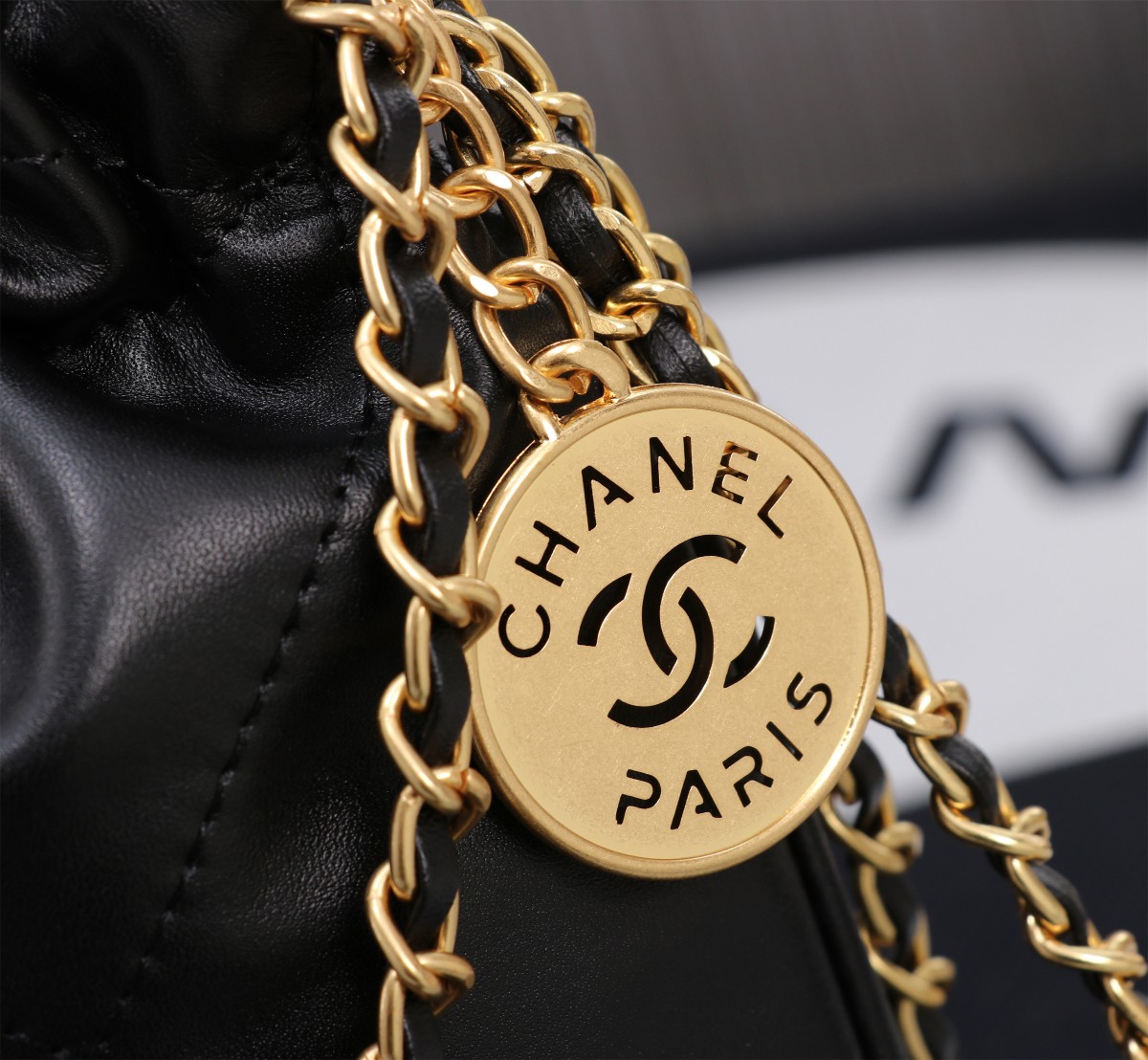 💰230🌸Chanel  23春夏新款 mini 22bag✨
跟大尺寸一样的亮面小牛皮搭配复古金五金，菱格纹
等比缩小的22bag比大尺寸来得更加精致
链条的设计太🉑可，双链条⛓➕皮绳链条⛓，细节满满
通过包身前两条短的皮穿链来收紧和开合
后面两条长的肩带纯粹就是背带作用。尺寸：20*19*6cm款号8812
