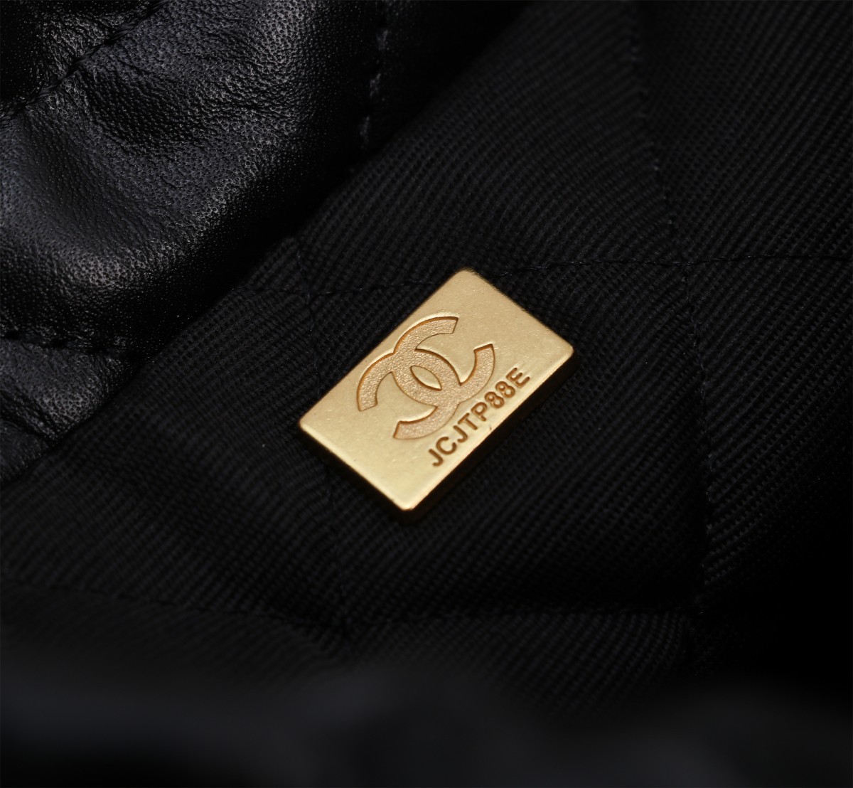 💰230🌸Chanel  23春夏新款 mini 22bag✨
跟大尺寸一样的亮面小牛皮搭配复古金五金，菱格纹
等比缩小的22bag比大尺寸来得更加精致
链条的设计太🉑可，双链条⛓➕皮绳链条⛓，细节满满
通过包身前两条短的皮穿链来收紧和开合
后面两条长的肩带纯粹就是背带作用。尺寸：20*19*6cm款号8812