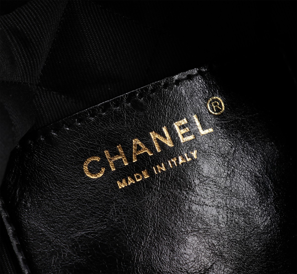 💰230🌸Chanel  23春夏新款 mini 22bag✨
跟大尺寸一样的亮面小牛皮搭配复古金五金，菱格纹
等比缩小的22bag比大尺寸来得更加精致
链条的设计太🉑可，双链条⛓➕皮绳链条⛓，细节满满
通过包身前两条短的皮穿链来收紧和开合
后面两条长的肩带纯粹就是背带作用。尺寸：20*19*6cm款号8812