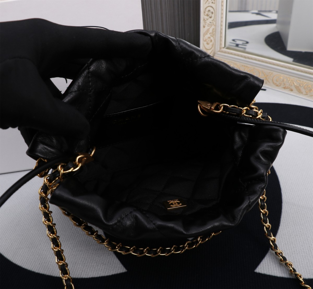 💰230🌸Chanel  23春夏新款 mini 22bag✨
跟大尺寸一样的亮面小牛皮搭配复古金五金，菱格纹
等比缩小的22bag比大尺寸来得更加精致
链条的设计太🉑可，双链条⛓➕皮绳链条⛓，细节满满
通过包身前两条短的皮穿链来收紧和开合
后面两条长的肩带纯粹就是背带作用。尺寸：20*19*6cm款号8812