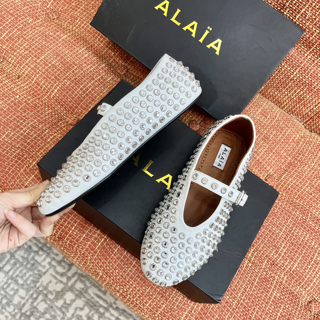 Балетки Alaïa белые со стразами