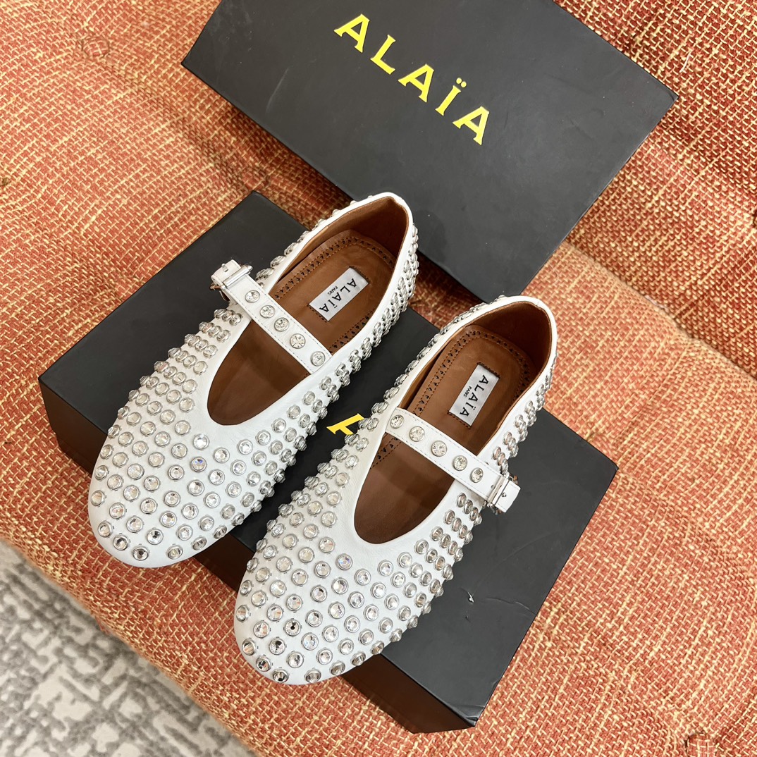 Балетки Alaïa белые со стразами