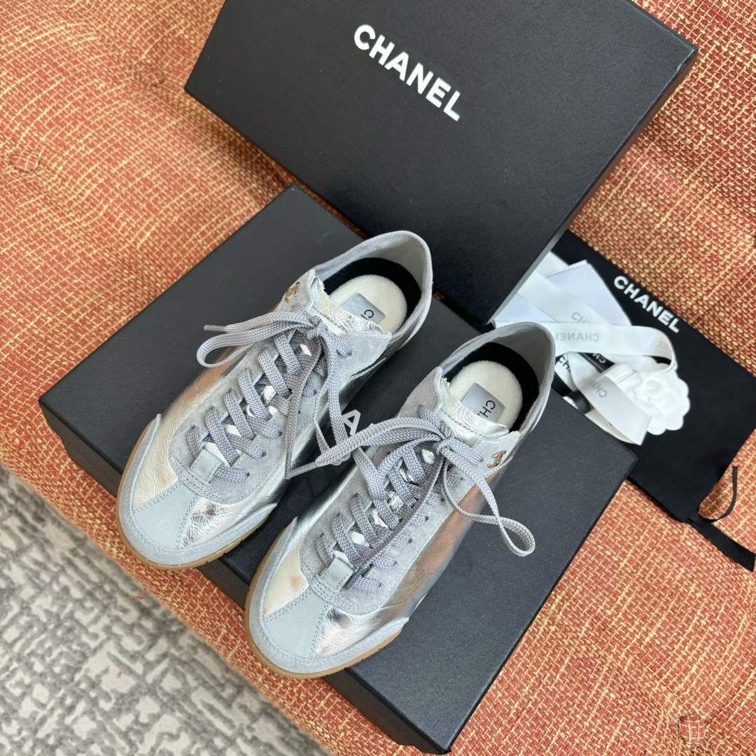 Женские серебристые кроссовки в современном стиле Chanel
