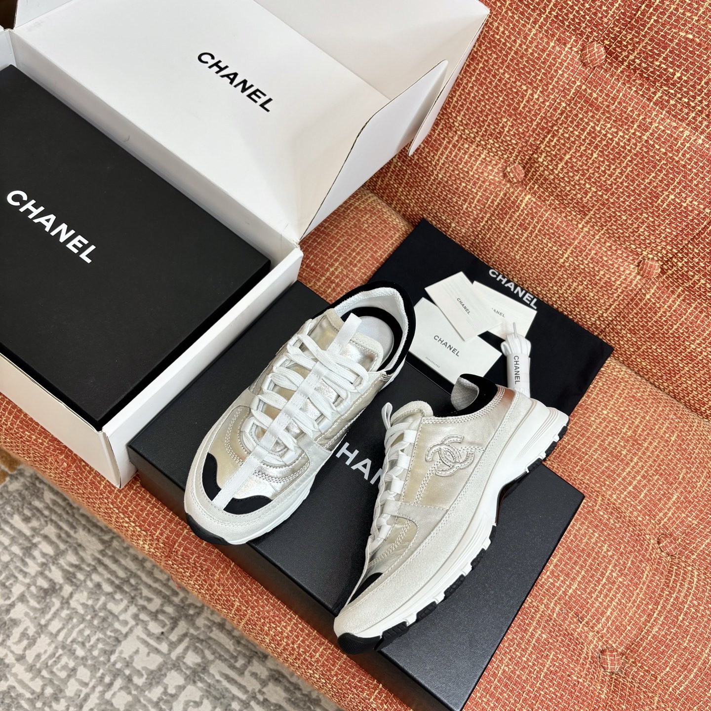 Женские кроссовки Chanel серебристо-белые