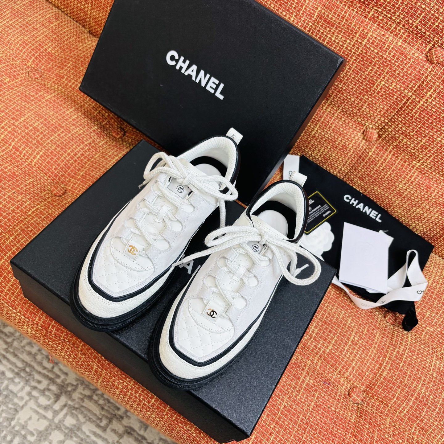 Женские кроссовки Chanel белые с черной подошвой