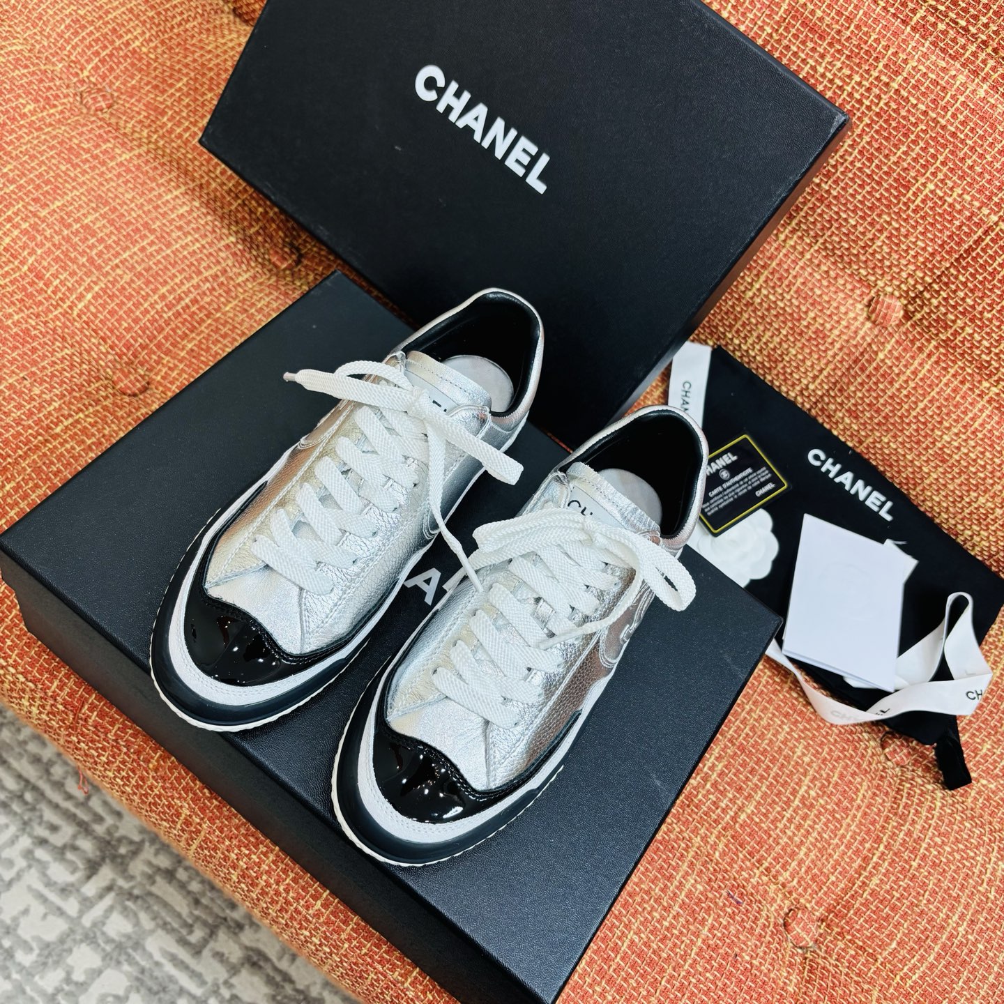 Женские серебристые кроссовки Chanel