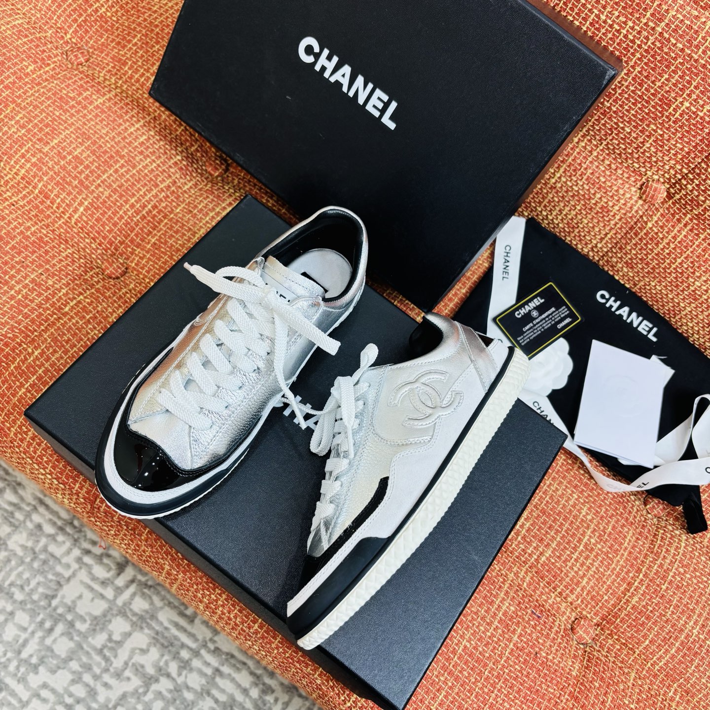 Женские серебристые кроссовки Chanel
