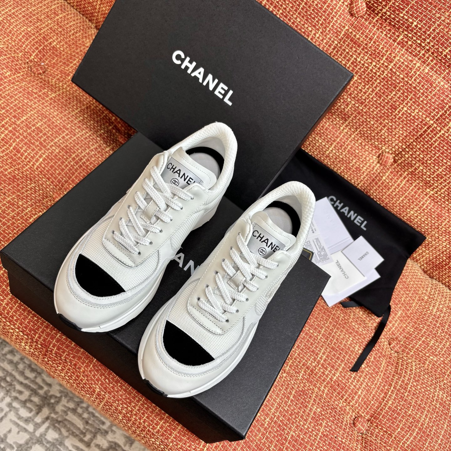 Женские кроссовки двухцветные Chanel
