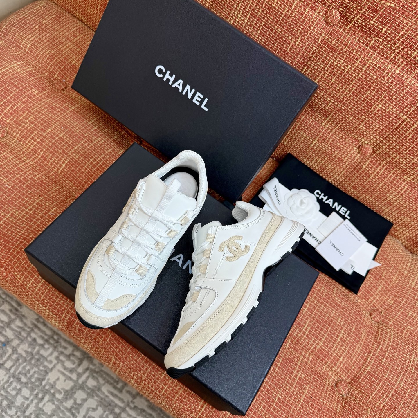 Женские кроссовки белого цвета Chanel