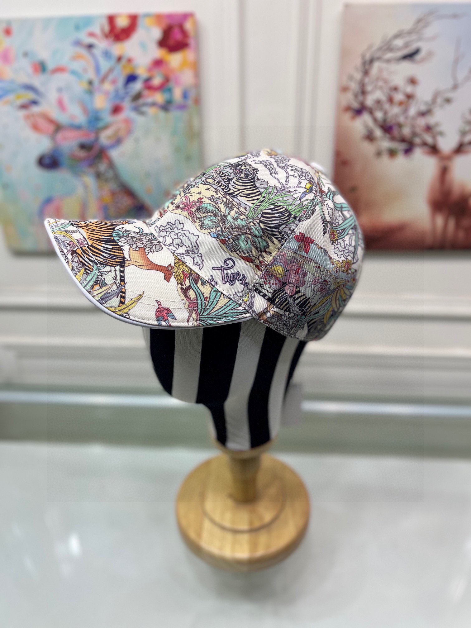 NO:197036,Package with box cloth bag, Gucci new original single baseball cap, Jungle Tiger, 1:1 mold opening customization for counter, original canvas   top layer cowhide, pure cotton inner lining, light and breathable!  Excellent quality, base head circumference 56, patch adjustable. Hats Fisherman's hat Baseball hat Knitted hat, hat, gucci, espadrilles, cowhide, hats19860909批 配盒子布袋,Gucci(古奇)新款原单棒球帽, 丛林猛虎,专柜1:1开模订制,原版帆布料 头层牛皮,纯棉内里,轻盈透气！质量超赞,基础头围56,贴片可调节.帽子渔夫帽棒球帽针织帽,帽子,gucci,espadrilles,cowhide,hats,hat