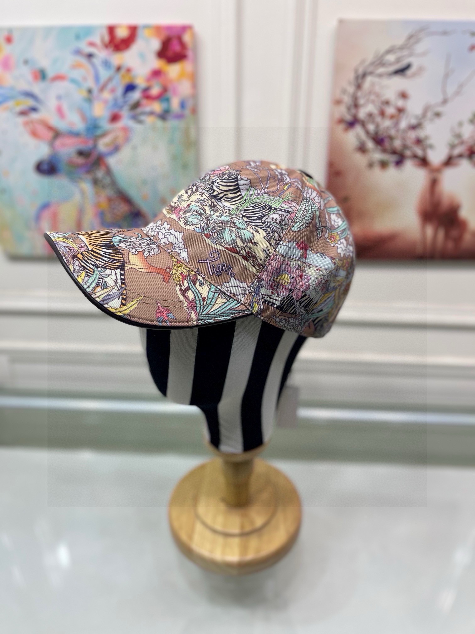 NO:202232,Package with box cloth bag, Gucci new original single baseball cap, Jungle Tiger, 1:1 mold opening customization for counter, original canvas   top layer cowhide, pure cotton inner lining, light and breathable!  Excellent quality, base head circumference 56, patch adjustable. Hats Fisherman's hat Baseball hat Knitted hat, hat, gucci, espadrilles, cowhide, hats19860909批 配盒子布袋,Gucci(古奇)新款原单棒球帽, 丛林猛虎,专柜1:1开模订制,原版帆布料 头层牛皮,纯棉内里,轻盈透气！质量超赞,基础头围56,贴片可调节.帽子渔夫帽棒球帽针织帽,帽子,gucci,espadrilles,cowhide,hats,hat