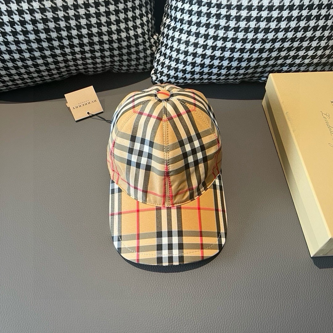 Burberry原单棒球帽，专柜热卖款，经典格子，1:1开模订制，尼龙面料，纯棉内里，轻盈透气。完美版型，对格精准无误，头层牛皮特制调节扣，原厂品质，独家实物拍摄，男女适用。配盒子布袋，正版2色现货！