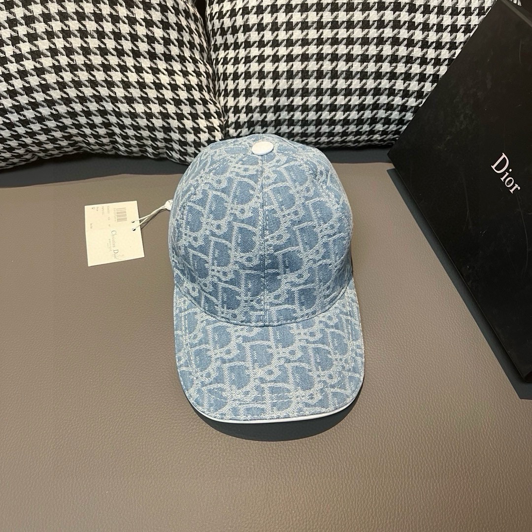 配盒子布袋，Dior(迪奥)新款原单棒球帽， Dior老花，复古韵味十足，专柜断货热门，1:1开模订制，原版帆布料+头层牛皮，纯棉内里，轻盈透气！质量超赞，基础头围56，贴片可调节。专柜三色
