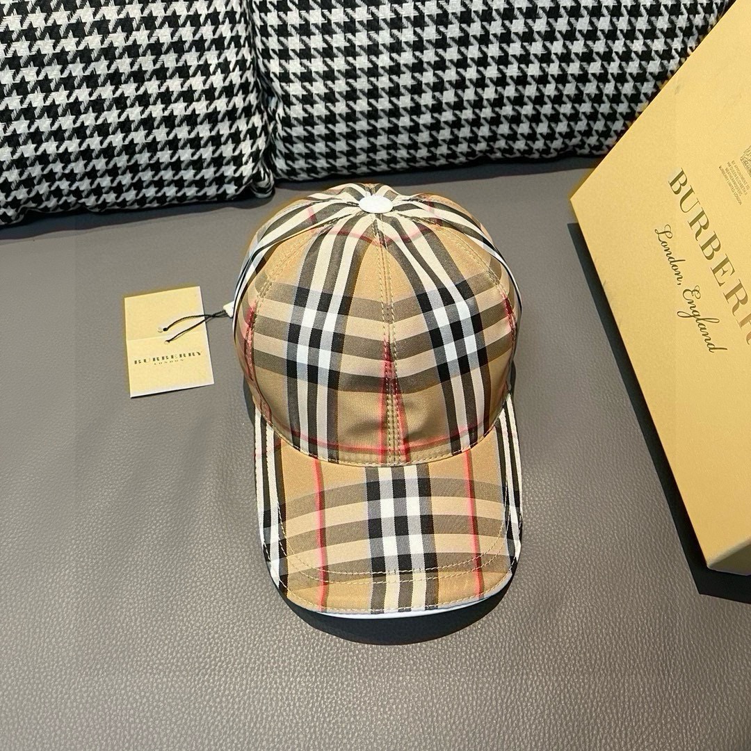 新款出货 配盒子布袋Burberry（巴宝莉）原单棒球帽， 专柜热卖款，经典格子，1:1开模订制，帆布面料，纯棉内里，轻盈透气。完美版型，对格精准无误，头层牛皮特制调节扣，原厂品质，独家实物拍摄，男女适用。