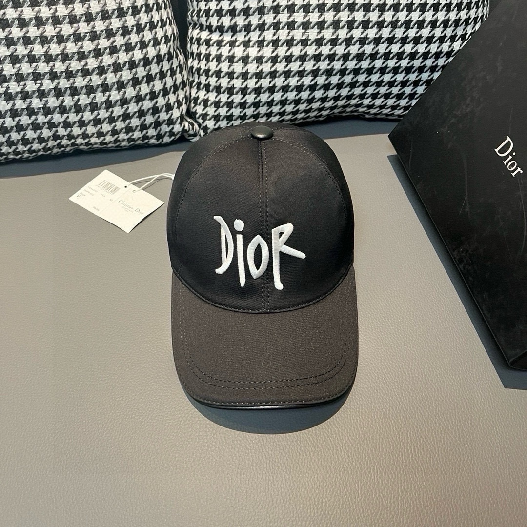 配盒子布袋，Dior(迪奥)新款原单棒球帽， Dior刺绣，网红明星同款，1:1开模订制，纯棉布料+头层牛皮，纯棉内里，轻盈透气！质量超赞，基础头围56，贴片可调节。