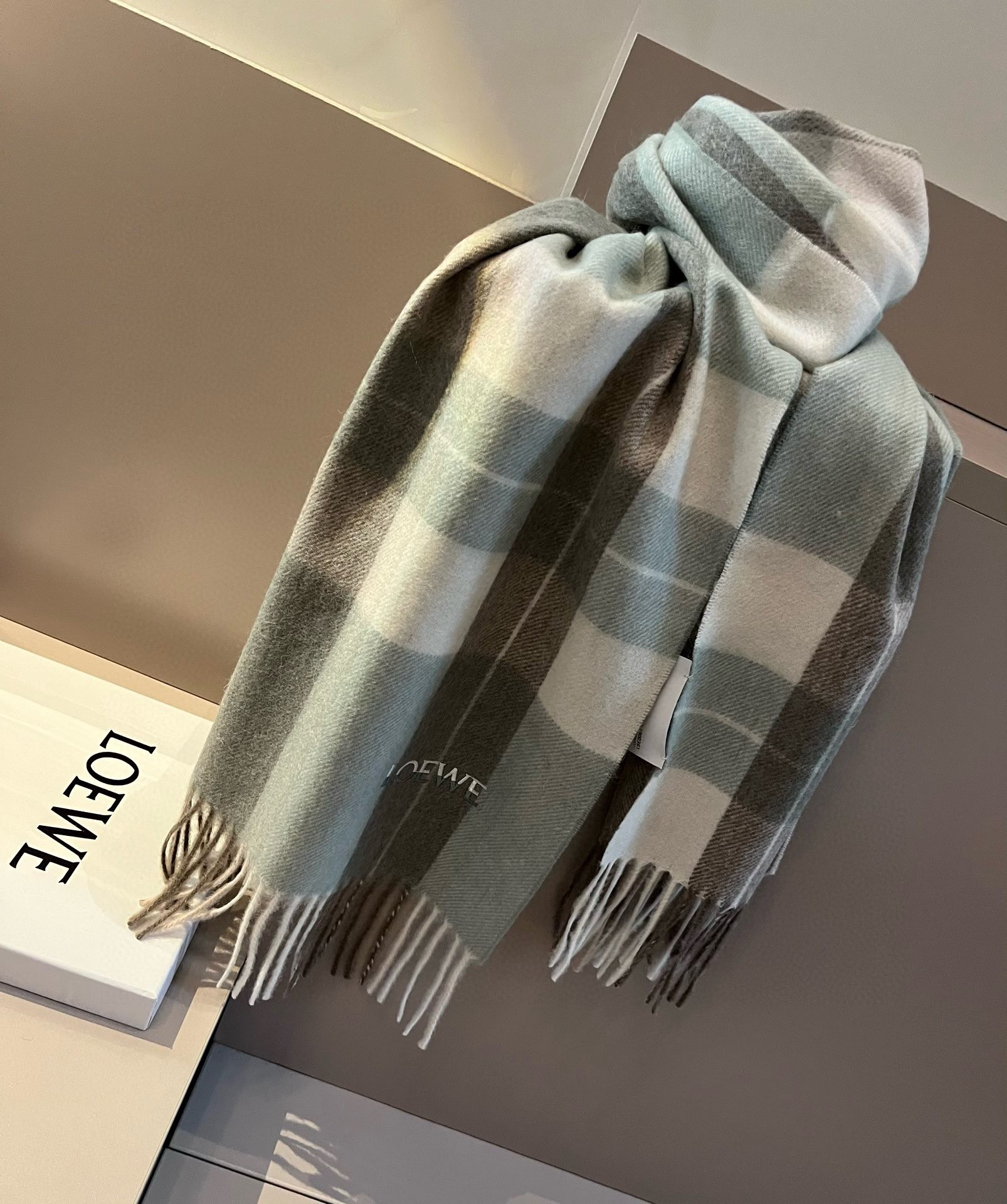 NO:178895,Comment Luo Yiwei LOEWE [Men and Female Couple Scarf] Latest two-color embroidery logo!  I praise myself for keeping it, a rare high-end product!  Family welfare!  Very positive scarf ~ fabric loves, very soft, delicate and comfortable, light water ripples!  Atmospheric and simple, super beautiful male god color matching, any boy will like, the small logo is very exquisitely decorated, with a texture that is not ostentatious~ The large goods were loaded on the ship a few months ago~ The last order is a little more benefit everyone~ Classic men's 30cm wide cashmere scarf!  Universal style for men and women, specifications of 30*180 (including total length of 180cm). They are suitable for formal wear or casual wear. They are completely fine with folding or circles. They are gentlemanly and stylish and have a warm demeanor!  High-version scarf, high-version scarf, loewe, loewe19860909批 罗意威LOEWE【男女情侣款围巾】最新双色刺绣logo！怒赞自留,难得的高端货！家属福利！非常正的围巾~面料大爱,非常柔软细腻舒服,轻度水波纹！大气简约,超级好看的男神配色,任何男生都会喜欢的款吧,小小Logo非常精致的点缀,有质感不张扬~大货几个月前已装船发走~尾单余一丢丢福利大家~经典男士的30cm宽羊绒围巾！男女通用款式,规格30*180（含穗子总长180cm）,搭配正装或者搭配休闲装都很合适~对折挂围或者绕圈围都完全可以,绅士有型~有温度的风度！高版本围巾,高版本围巾,loewe,loewe,scarf