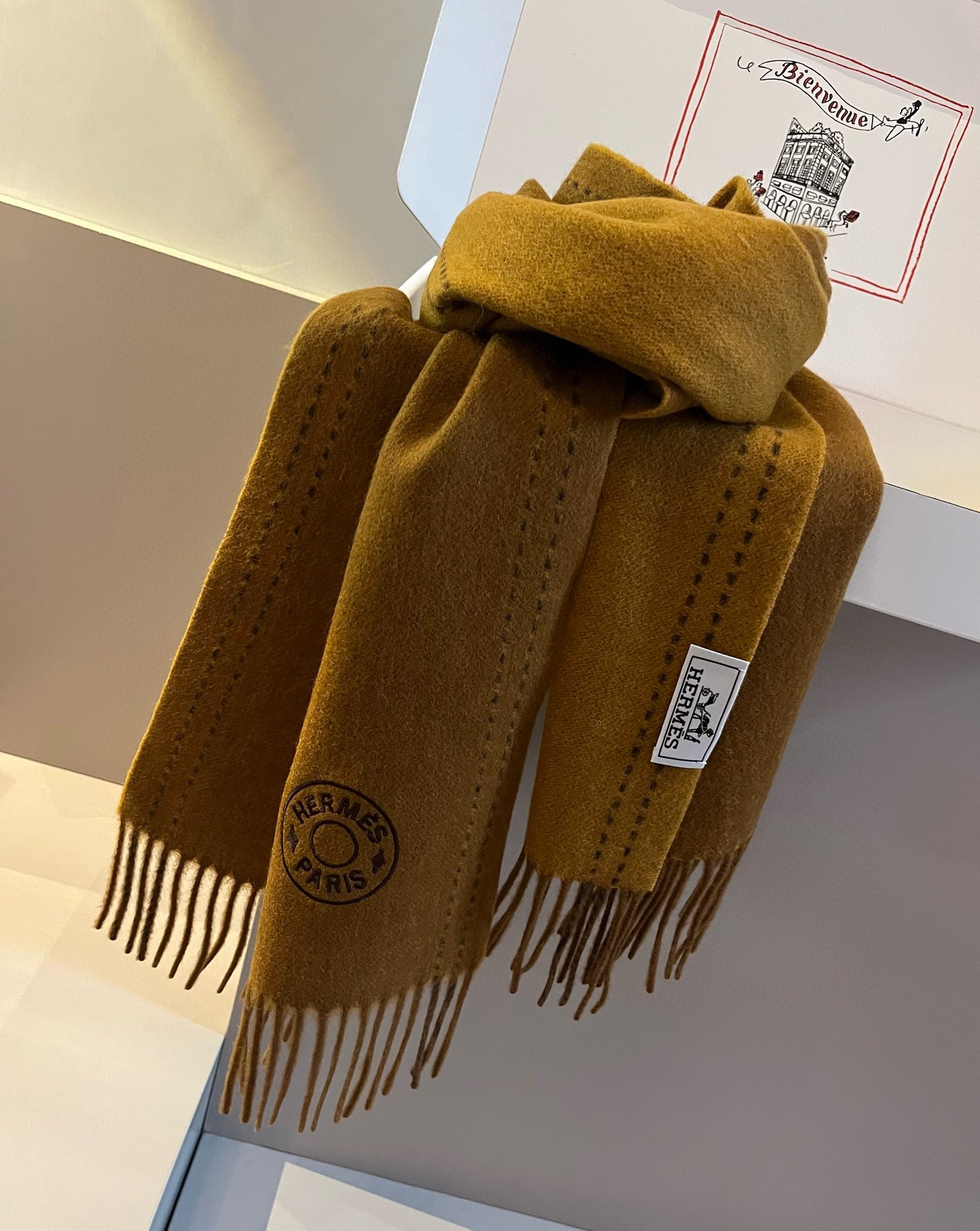 NO:178901,Hermes color-blocking cashmere scarf, a big recommendation!  Top lamb cashmere material. High-end product, cashmere drooping is visible to the naked eye and is very warm, soft and skin-friendly without tying the neck. Classic double-sided color-blocking design, one scarf has two styles for boys and girls, size 30*180cm full of love high-end scarf, high-end scarf, hermes, hermes19860909批 Hermes · 爱马仕拼色羊绒围巾 重磅推荐！顶级羔羊绒材质.高端货,羊绒垂感肉眼可见非常保暖,柔软亲肤不扎脖.经典双面拼色设计,一条围巾两种风格男生女生通用,size30*180cm满满的爱高版本围巾,高版本围巾,hermes,hermes,scarf