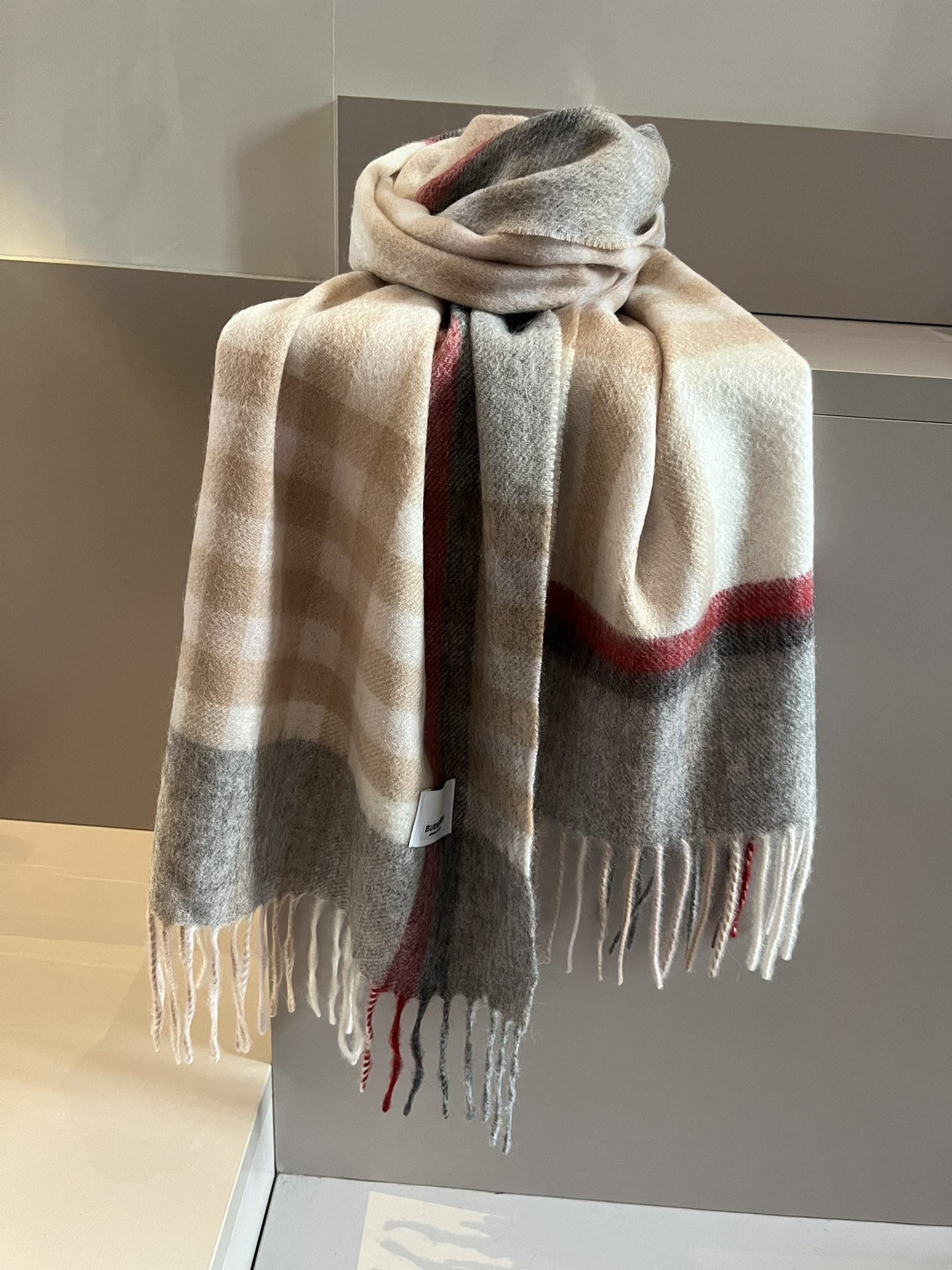 NO:178907,Batch Burberry [Classic Plaid] Cashmere Scarf Super good feel, Real value for money, a large amount of spot, top high-end goods spot issuance quality is not good, high-end products, top design models of fashion brands... Classic Plaid matches fashionable color patchwork is a screaming highlight of this style.. Currently, the high-end quality of counters at home and abroad are super popular. Size: 30*180 high-version scarf, high-version scarf, burberry19860909批 巴宝莉【经典格纹】羊绒围巾 超好手感 真正的物有所值 大量现货 顶级高端货现货发行品质手感好到不行高尖端产物时尚大牌的顶尖设计款..经典格子搭配时尚拼色是此款令人尖叫的亮点秋冬必备的高端精品..目前海内外专柜都超级爆款 尺寸:30*180高版本围巾,高版本围巾,burberry,scarf