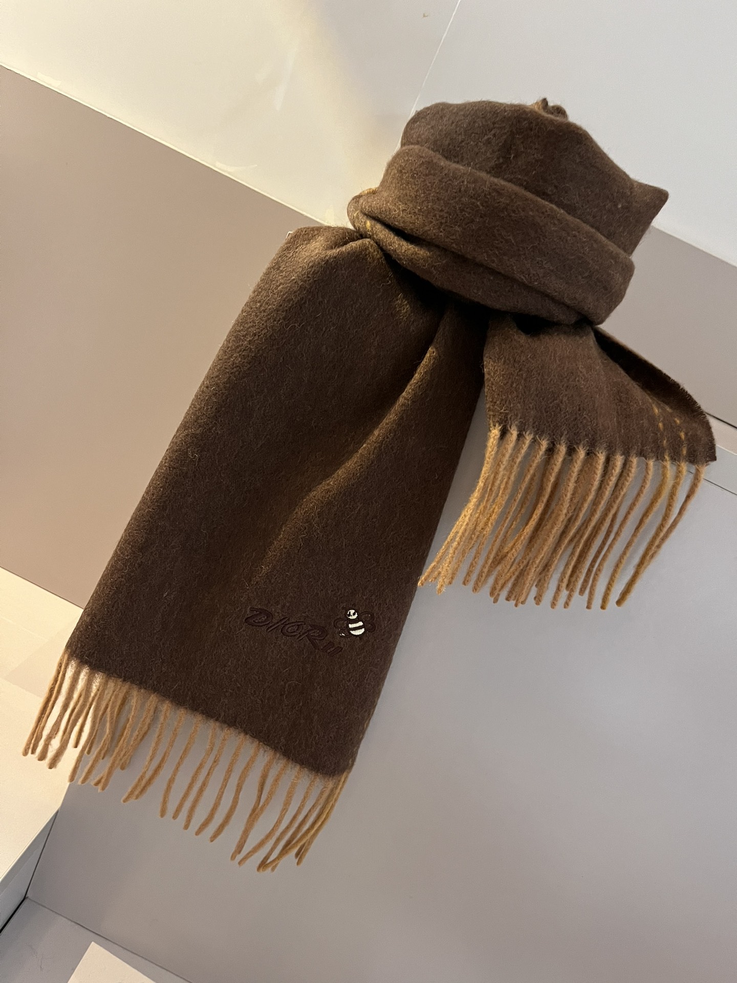 NO:178913,Batch Dior color-blocking cashmere scarf, heavy recommendation!  Top lamb cashmere material, very warm, soft and skin-friendly and not tying the neck. Classic double-sided color-blocking design, two styles of a scarf, both colors are so beautiful!  !  Through the screen, I must have felt it. This style is so terrible!  !  It can accurately hit every sister who loves beauty and fashion!  !  This sister must accept it no matter what, so you must not miss it!  I firmly believe that at the moment you are on the rise, you will feel like a transformation. I hope you will be amazed by your own beauty!  Top pure cashmere size32*180cm high-version scarf, high-version scarf, dior, dior19860909批 Dior迪奥拼色羊绒围巾 重磅推荐！顶级羔羊绒材质,非常保暖,柔软亲肤不扎脖.经典双面拼色设计,一条围巾两种风格 两色都好美啊！！隔着屏幕,肯定都感受到了,这款气质的要命！！能精准击中每一个爱美爱时髦的姐妹心尖尖上！！这件姐妹无论如何都要收,一定一定一定不要错过！我坚信,在你上身的那一刻,会有一种脱胎换骨般的感觉,期待你们被自己的美丽惊艳到！ 顶级纯羊绒 size32*180cm高版本围巾,高版本围巾,dior,dior,scarf