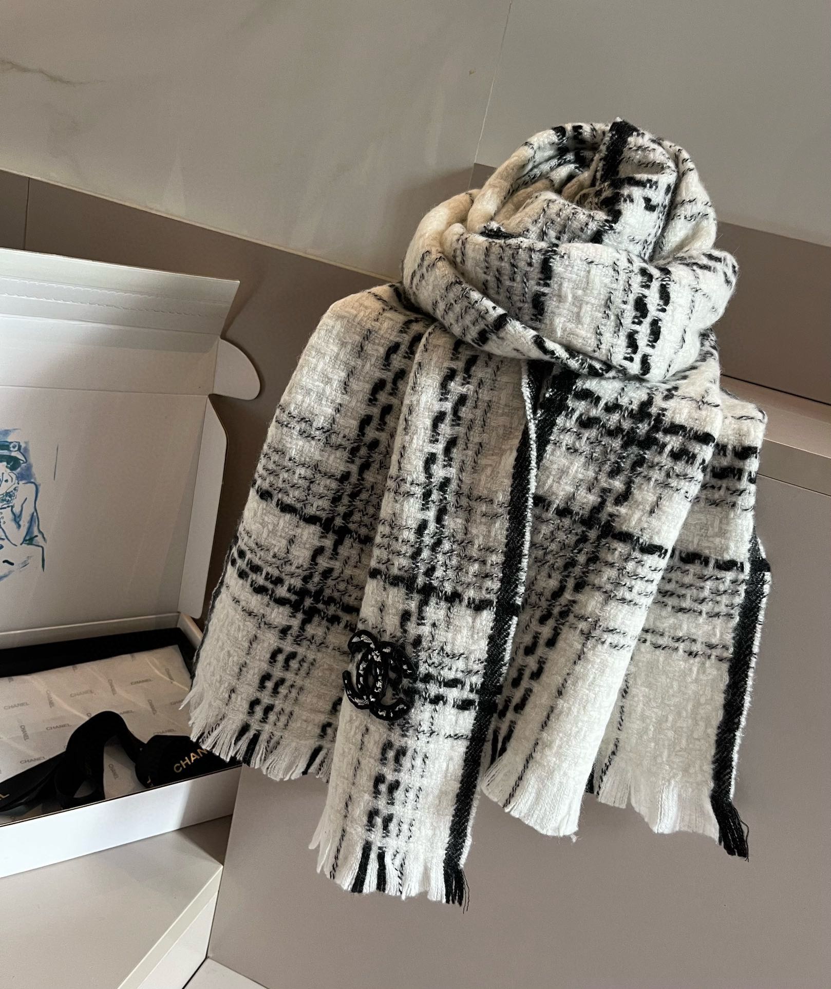 NO:178919,典关键词: Chanel [Real Fragrance Series · Chanel Classic Little Flavor Black and White Check Scarf] Fashion and luxurious quality woolen yarn for joint venture ordering for passengers, a rare high-end product!  Giving people to use it is absolutely high-end and exclusive real-life photography, the color is super high and top-quality goods are not waiting for people, special channels sell one with one less and one absolutely top-quality goods, any detail is the counter's 32*186cm heavy recommended high-version scarf, high-version scarf, chanel, chanel19860909批 香奈儿【真香系列 · Chanel 经典小香风黑白格纹围巾】时尚奢华品质上乘客供合资订纺的毛呢纱线,难得一见的高端货！送人自用绝对高大上独家实物拍摄所见所得,颜色超正顶级好货不等人,特殊渠道货卖一个少一个绝对的顶级好货,任何一个细节都是专柜的节32*186cm 绵羊毛重磅推荐高版本围巾,高版本围巾,chanel,chanel,scarf