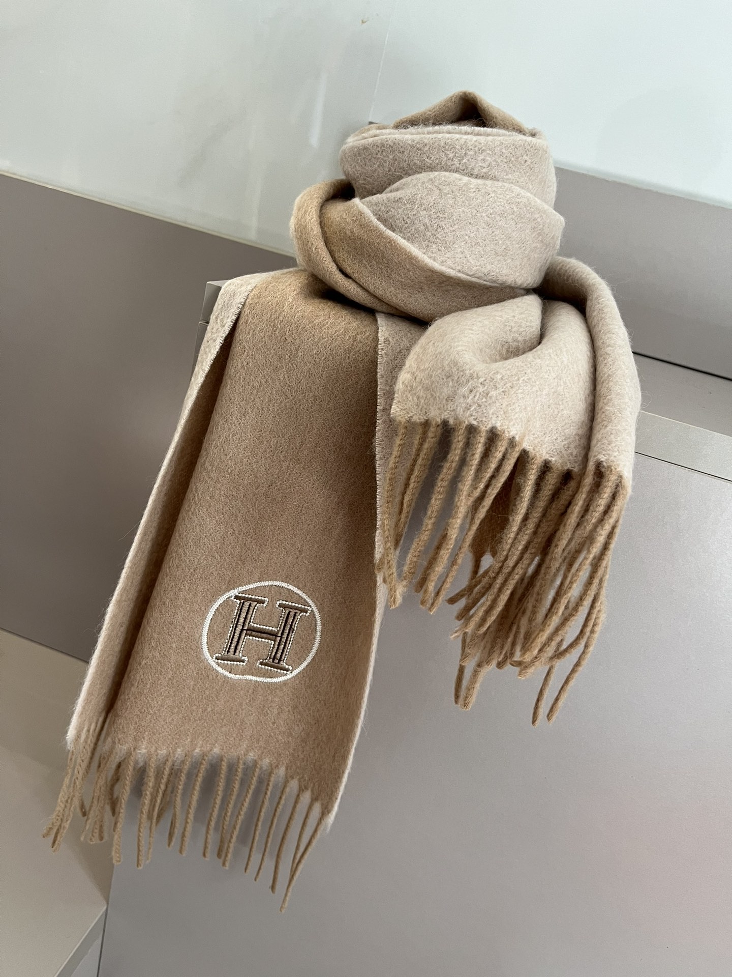 NO:178930,[HERMES · Hermes' rare gentle color scheme, super obsessed with temperament, low-key, quiet and elegant] Highlights and comfortable temperament, simple but not simple, full of big brands, Super Amway's simple H embroidery logo, simple but not lacking in luxury temperament, the finishing touch is indeed and aesthetic, the pursuit of successful people, the perfect choice for couples with absolute colors, elegant colors, not enchanting specifications 35 x 180cm high-version scarf, high-version scarf, hermes, hermes19860909批【HERMES · 爱马仕难得一见的温柔配色,超级迷恋气质低调恬静又不失优雅】重点推荐高级舒适时髦气质,简约却又不简单,大牌范十足,超级安利简约的大H刺绣标志,简约却不失奢华气质,点睛之笔确又不失美感,成功人士的追求,色彩绝对绝对的情侣款不二之选,颜色淡雅,不妖娆规格35 x 180cm高版本围巾,高版本围巾,hermes,hermes,scarf