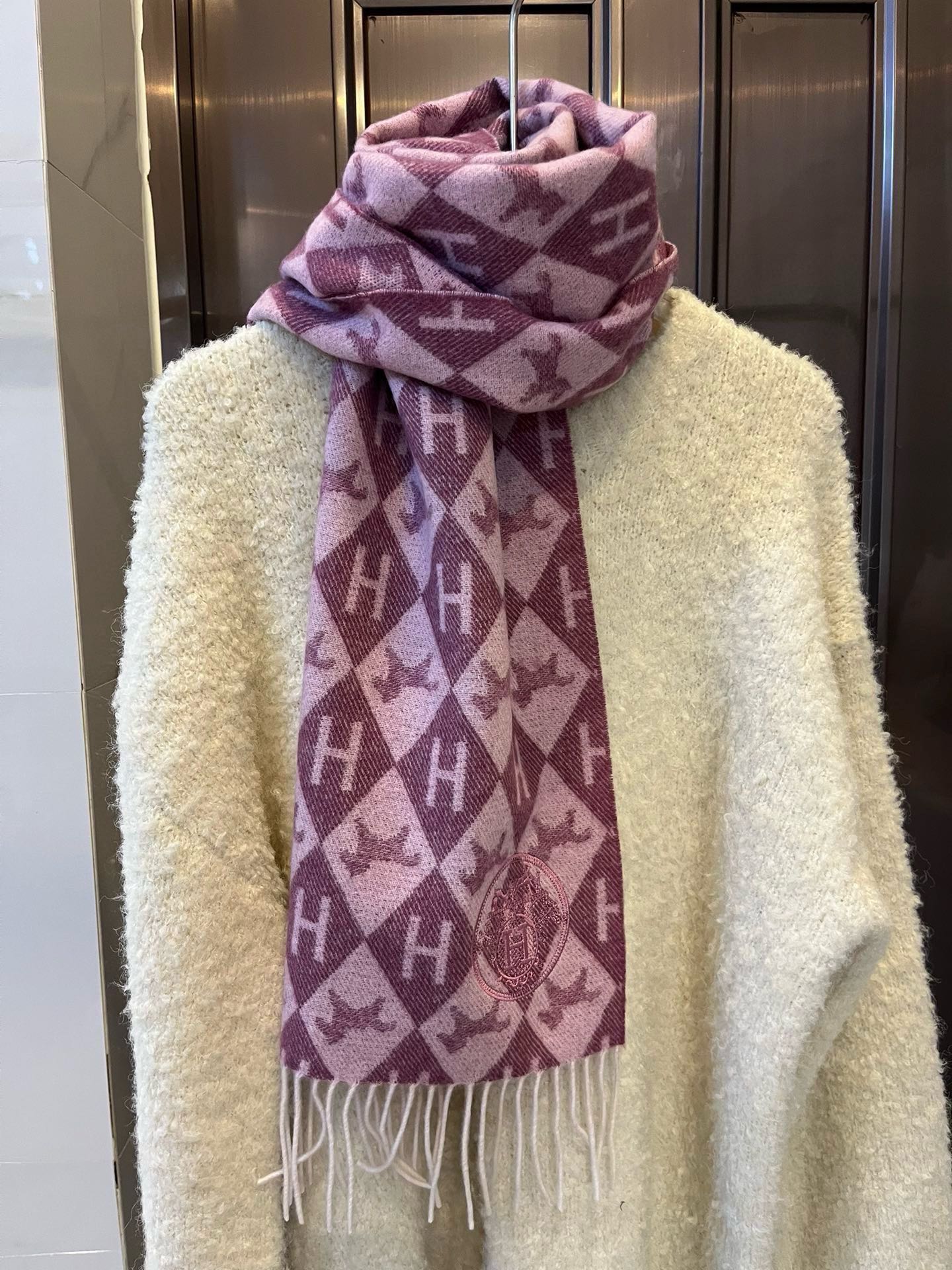 NO:178936,Batch HERMES [Hermes] New cashmere scarf at Paris Fashion Show!  Use fine cashmere on the Mongolian Plateau!  The touch is full of delicate fluff!  This price is absolutely 100% affordable!  Exquisite jacquard embroidery craftsmanship!  It’s good to keep your own gifts!  Absolutely good product!  Each one has been inspected and shipped several times!  No one-time product!  It's a pity to miss such a good thing. Size 180*32 high-version scarf, high-version scarf, hermes, hermes19860909批 HERMES【爱马仕】巴黎时装展新款羊绒围巾！采用蒙古高原细羊绒！手感满满地都是细腻的绒毛！这个价格绝对百分之百的实惠！精湛绝伦的提花刺绣工艺！送礼自留都不错！绝对好货！每条都经过多次检查出货！无一次品！这样的好东西错过实在可惜 尺寸180*32高版本围巾,高版本围巾,hermes,hermes,scarf