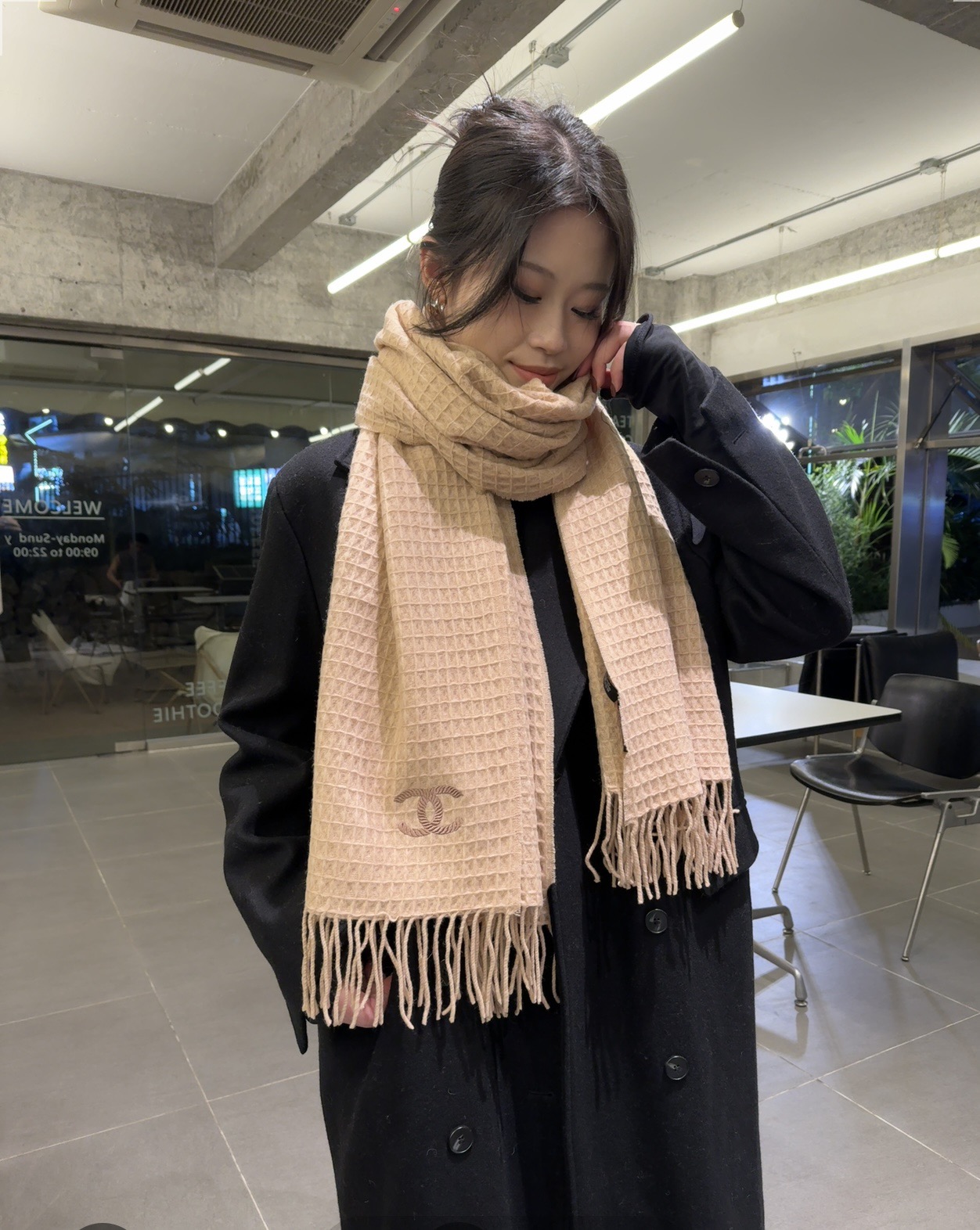 NO:182529,Category Chanel 2025 new scarf shawl [Cashmere Huafuge Scarf] export single goods, small quantity, fast hands and slow hands!  !  The most creative and practical design I have seen this year is beautiful. The three-dimensional small square is really warm and skin-friendly, low-key and connotative. Ordinary large manufacturers really can't do this kind of craftsmanship!  Extremely beautiful, the upper body is extremely beautiful, cashmere, the first choice for gifts to goddesses!  Specifications: 60*200cm large size high-version scarf, high-version scarf, chanel, shawls19860909批 香奈儿2025新款围巾 披肩【羊绒华芙格围巾】出口尾单货,量不多的,手快有手慢无！！美翻了 御用殿堂级极品今年见过最有创意且非常实用的设计 立体小方格真的好保暖亲肤,低调有内涵,普通大厂真的做不来这种工艺！美丽至极 上身极为好看,羊绒,送女神的首选佳品！规格:60*200cm大尺寸高版本围巾,高版本围巾,chanel,shawls,scarf