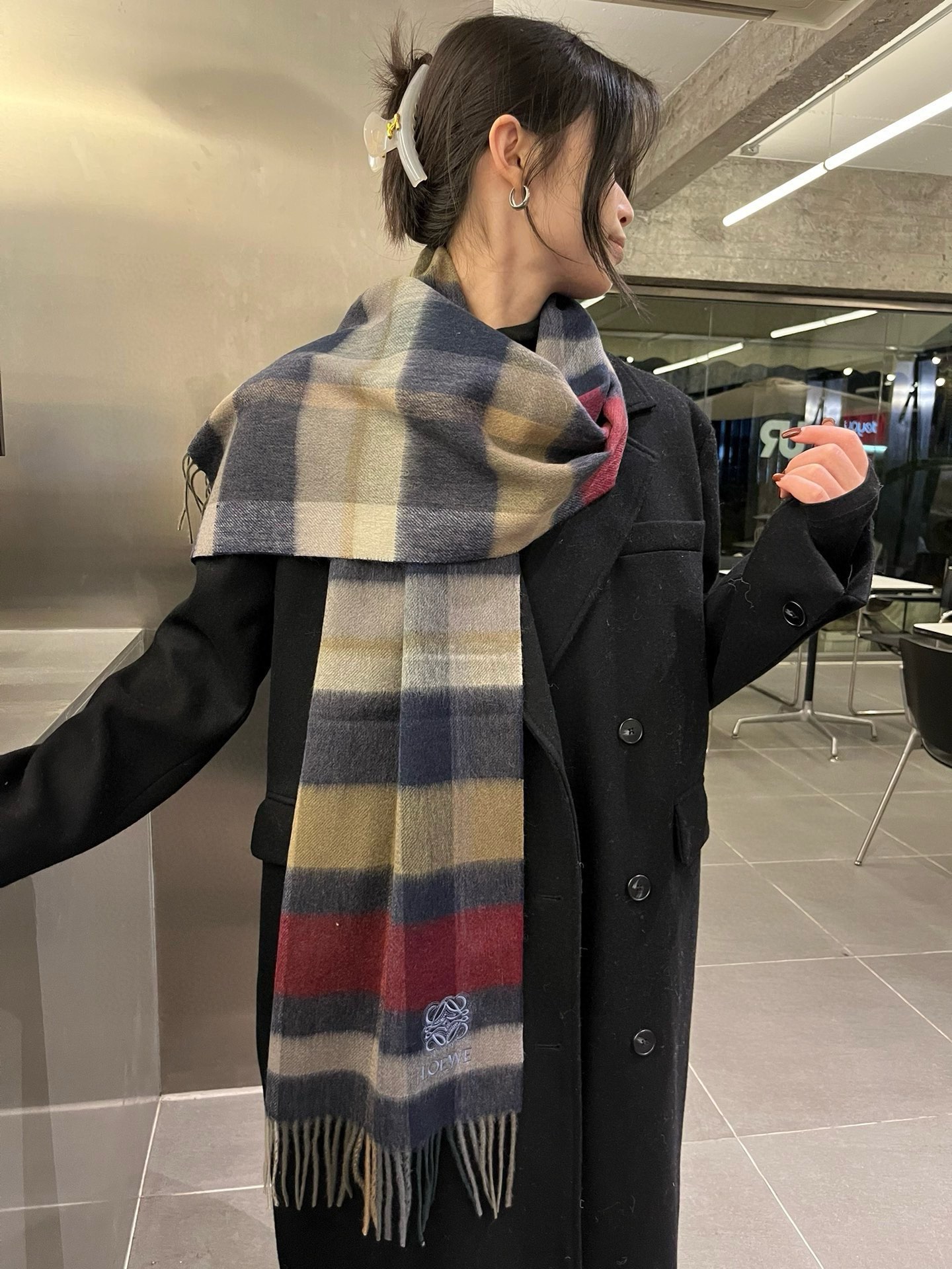 NO:182552,Comment Luo Yiwei LOEWE [Cashmere Scarf] praises you for keeping it yourself, a rare high-end product!  This color is so beautiful!  Very positive scarf ~ fabric loves, very soft, delicate and comfortable, light water ripples!  Atmospheric and simple, super beautiful color scheme, any man and woman will like it. The small logo is very exquisitely decorated, with a texture that is not ostentatious~ The large goods were loaded on the ship a few months ago~ The last order is a little more than a little benefit everyone~ Classic 30cm wide cashmere scarf!  Universal style for men and women, specifications of 30*180 (including total length of 180cm). They are suitable for formal wear or casual wear. They are completely fine with folding or circles. They are very stylish and have a warm demeanor!  High-version scarf, high-version scarf, loewe, loewe19860909批 罗意威LOEWE【羊绒围巾】怒赞自留,难得的高端货！这颜色也太漂亮了吧！非常正的围巾~面料大爱,非常柔软细腻舒服,轻度水波纹！大气简约,超级好看的配色,任何男女都会喜欢的款吧,小小Logo非常精致的点缀,有质感不张扬~大货几个月前已装船发走~尾单余一丢丢福利大家~经典30cm宽羊绒围巾！男女通用款式,规格30*180（含穗子总长180cm）,搭配正装或者搭配休闲装都很合适~对折挂围或者绕圈围都完全可以,非常有型~有温度的风度！高版本围巾,高版本围巾,loewe,loewe,scarf