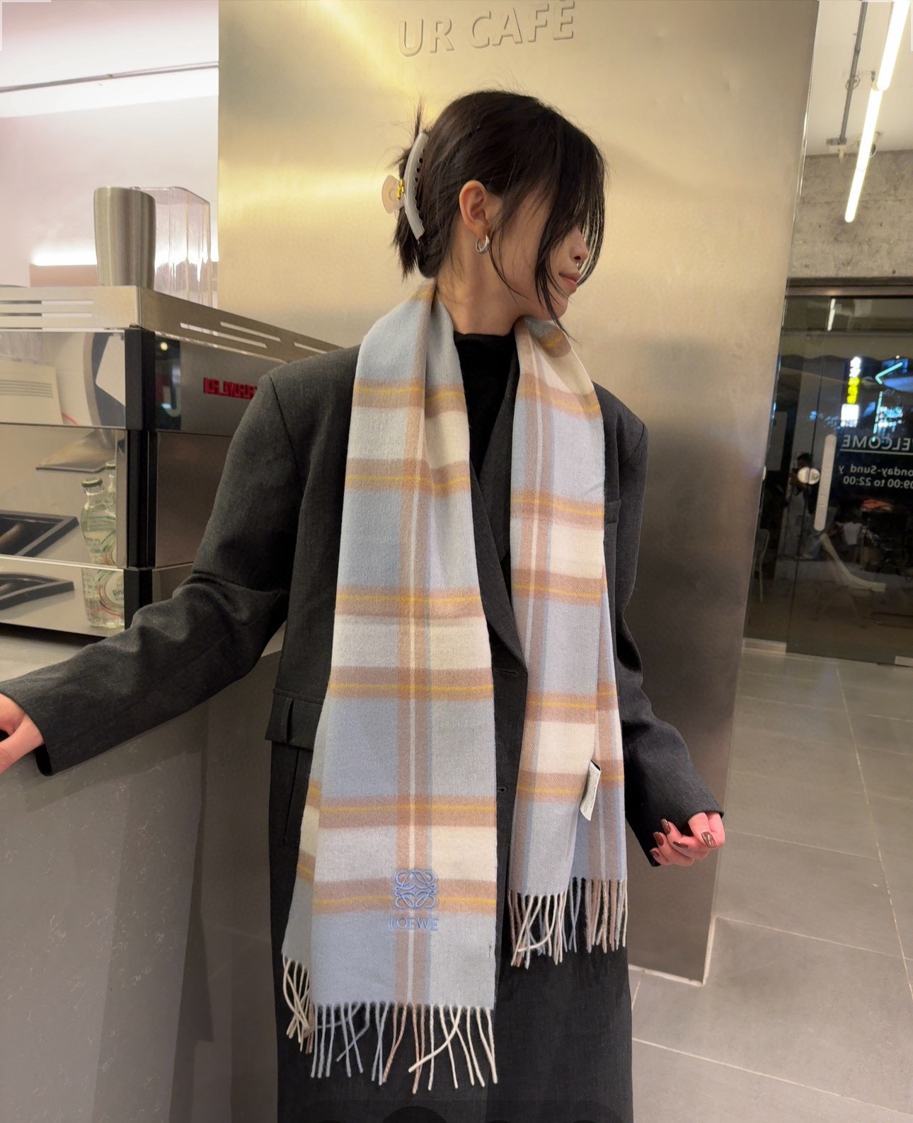 NO:182566,Comment Luo Yiwei LOEWE [Men and Female Scarf] praises you for keeping yourself, a rare high-end product!  Family welfare!  Very positive scarf ~ fabric loves, very soft, delicate and comfortable, light water ripples!  Atmospheric and simple, super beautiful color scheme, any man and woman will like it. The small logo is very exquisitely decorated, with a texture that is not ostentatious~ The large goods were loaded on the ship a few months ago~ The last order is a little more than a little benefit everyone~ Classic 30cm wide cashmere scarf!  Universal style for men and women, specifications of 30*180 (including total length of 180cm). They are suitable for formal wear or casual wear. They are completely fine with folding or circles. They are gentlemanly and stylish and have a warm demeanor!  High-version scarf, high-version scarf, loewe, loewe19860909批 罗意威LOEWE【男女围巾】怒赞自留,难得的高端货！家属福利！非常正的围巾~面料大爱,非常柔软细腻舒服,轻度水波纹！大气简约,超级好看的配色,任何男女都会喜欢的款吧,小小Logo非常精致的点缀,有质感不张扬~大货几个月前已装船发走~尾单余一丢丢福利大家~经典30cm宽羊绒围巾！男女通用款式,规格30*180（含穗子总长180cm）,搭配正装或者搭配休闲装都很合适~对折挂围或者绕圈围都完全可以,绅士有型~有温度的风度！高版本围巾,高版本围巾,loewe,loewe,scarf