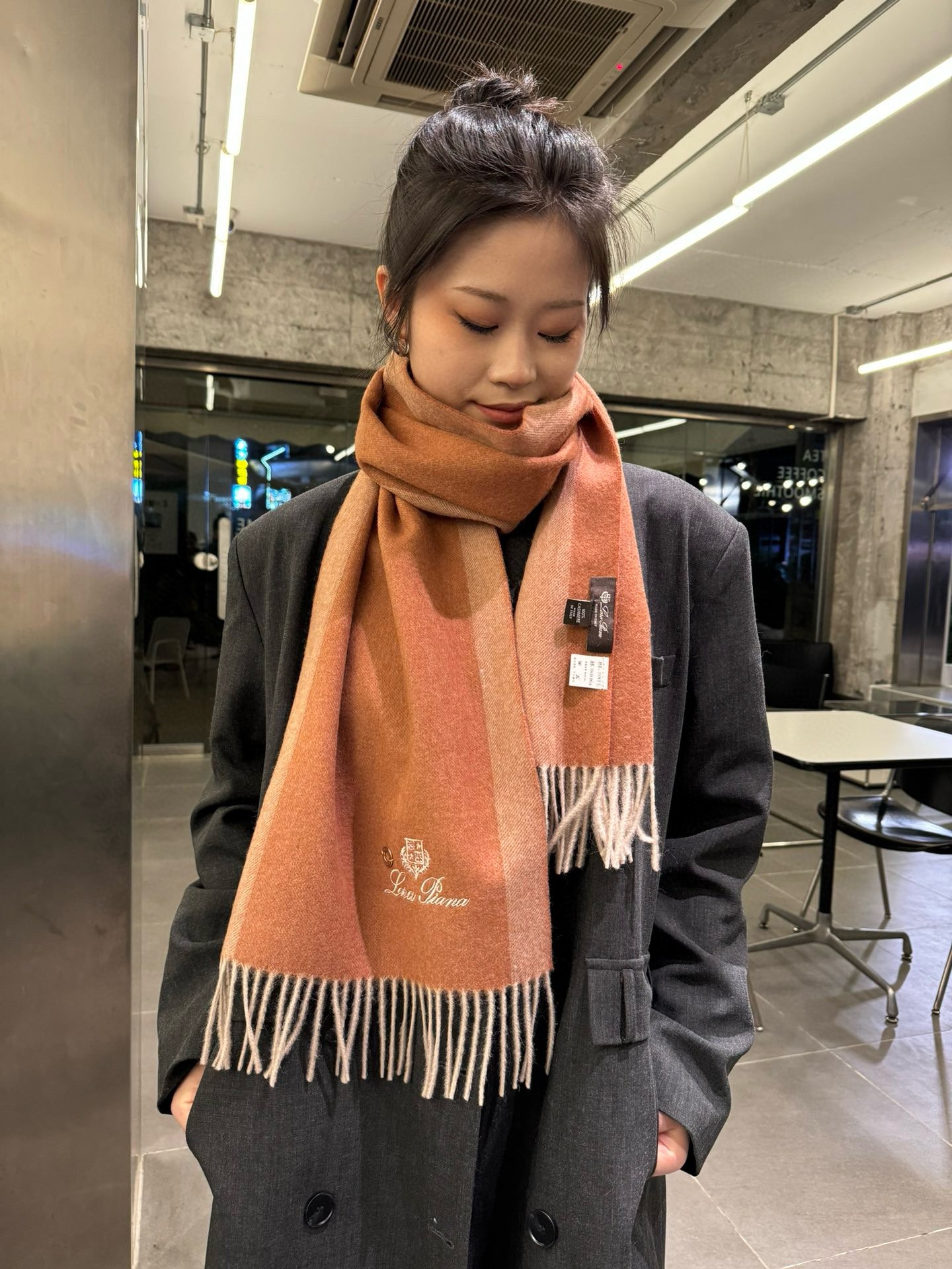 NO:182541,Loro Piana ·  Nuoyou Pianya [Trading company tail order, top cashmere scarf shawl] is too tall for people to keep it. It is a big hit. It is a hot product. The channel is the best hard product. Exported to Italy direct supply counters. The number of cashmere is very small. Customer-supplied fabrics are soft and glutinous. The fabric is more shiny and has increased the brightness of color. The LP has always been based on the strict selection of the highest quality cashmere. There is no harm without comparison. The world's top cashmere makes scarves so luxurious that it increases the beauty and functionality. Two lines of each color must be left. There is no headache to match, and there is no regret for ten thousand years. It is particularly worth recommending that this model is a plaid color system, carefully selected popular color matching, the color feels bright and high-end. All colors can be matched with each other 30*180cm, Albas cashmere high-version scarf, high-version scarf, loro pigana, loro  piana,shawls19860909批 Loro Piana · 诺悠翩雅【贸易公司尾单,极品山羊绒围巾披肩】送人自留都太高大上了重磅上新,爆款爆款,渠道极品硬货～出口意大利直供专柜尾单到手数量极少,客供面料羊绒,手感软糯,面料更有光泽,也增加了色彩的鲜艳度LP一直以严格选用最高品质的羊绒为基准,没有对比就没有伤害,世界最顶级羊绒更是让围巾奢华到不行,更是增加了美感和功能性,每色必留两条,搭配不头疼,不留后悔一万年,特别值得推荐的是,此款是格纹色系,精挑细选的流行配色,色彩感鲜明又高级的感觉全家哪个颜色都可以互相搭配30*180cm,阿尔巴斯山羊绒高版本围巾,高版本围巾,loro piana,loro piana,shawls,scarf