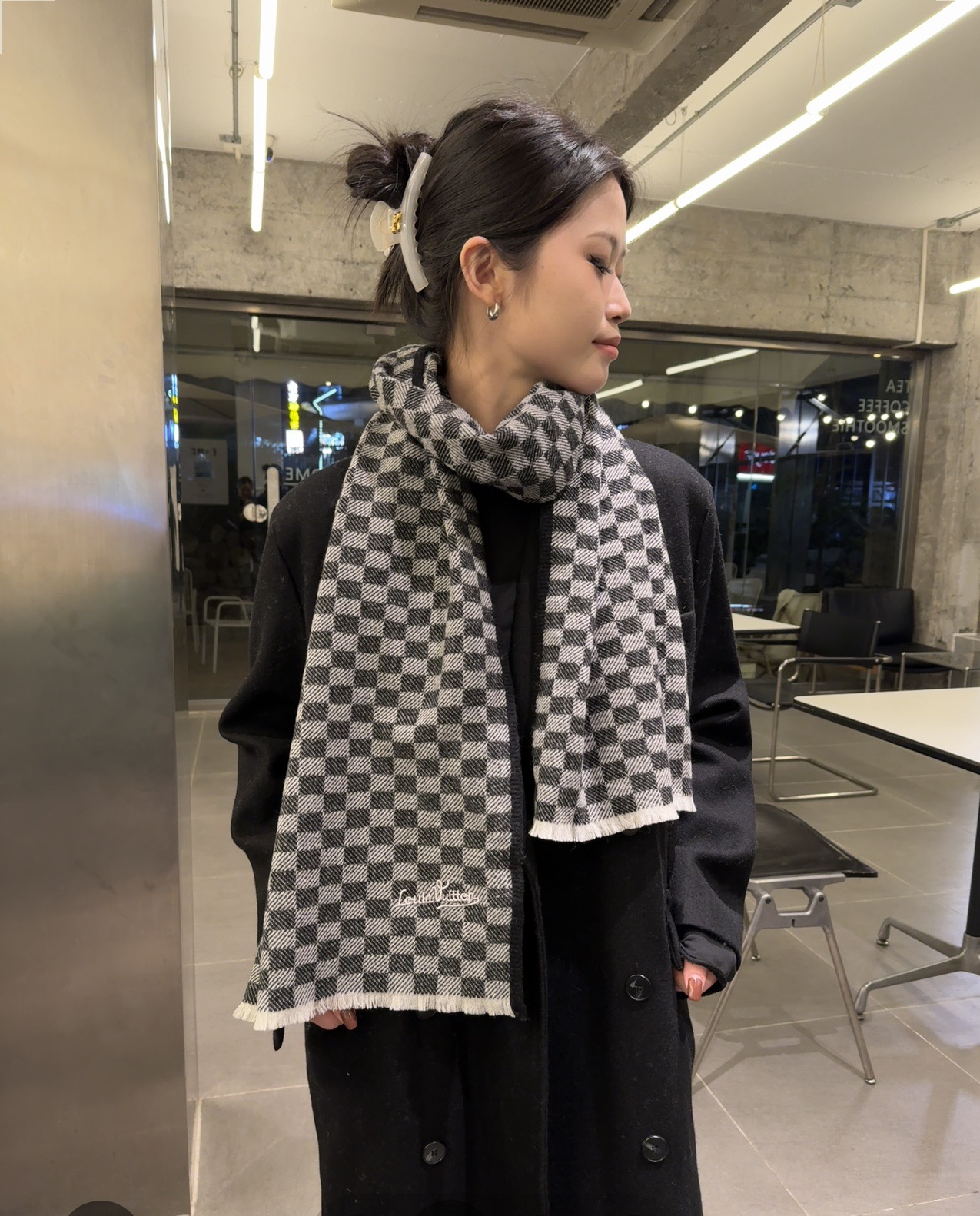 NO:182546,Comment LV checkerboard scarf angrily recommended. The touch is super good. Foreign trade company's last-handed hands are slow and unparalleled. The soft and glutinous men's cashmere scarf is really invincible. The price is really invincible. The price is really great. The very good men's scarf at LV home is ~ The fabric is very lovely. The double-sided cashmere yarn is really clear and clean. The velvet feels really invincible and comfortable when you hold it in your hand!  Very soft and manly style, the upper body effect is invincible, beautiful, atmospheric and simple, can be surrounded on both sides, any boy will like it, it has a texture but not ostentatious process, has been fascinated by the texture of the fabric and contrasting colors many times during the photo shoot. Presbyterian is very delicately embellished, with a texture but not ostentatious~ The tail is a little bit more favorable~ The touch is very soft and comfortable, medium thickness, a very affectionate style~ The classic male and female style is suitable for pairing with formal wear or casual wear~ It is perfect for folding or circle circling, gentlemanly and stylish~ A warm and gentlemanly styled and has a warm demeanor. Cashmere, specifications of 40*180cm high-version scarf, high-version scarf, louis vuitton19860909批 LV棋盘格围巾怒赞推荐 手感超好外贸公司尾单,手慢无超级无敌软糯的男士羊绒围巾这个价格真的无敌超值~买到绝对值LV家非常正的男士围巾~面料大爱,双面的羊绒纱线真的清晰干净,握在手里绒感真的超级无敌舒服！非常柔软很Man的风格,上身效果无敌好看大气简约,两面都可以围,任何男生都会喜欢的款吧,有质感不张扬拍照过程中已经多次被面料质感和撞色的效果迷倒.老花非常精致的点缀,有质感不张扬~尾单余一丢丢福利大家~手感非常柔软舒服中等厚度,非常亲脖子的一款~经典男女通用款式搭配正装或者搭配休闲装都很合适~对折挂围或者绕圈围都完全可以,绅士有型~有温度的风度 羊绒,规格40*180cm高版本围巾,高版本围巾,louis vuitton,scarf