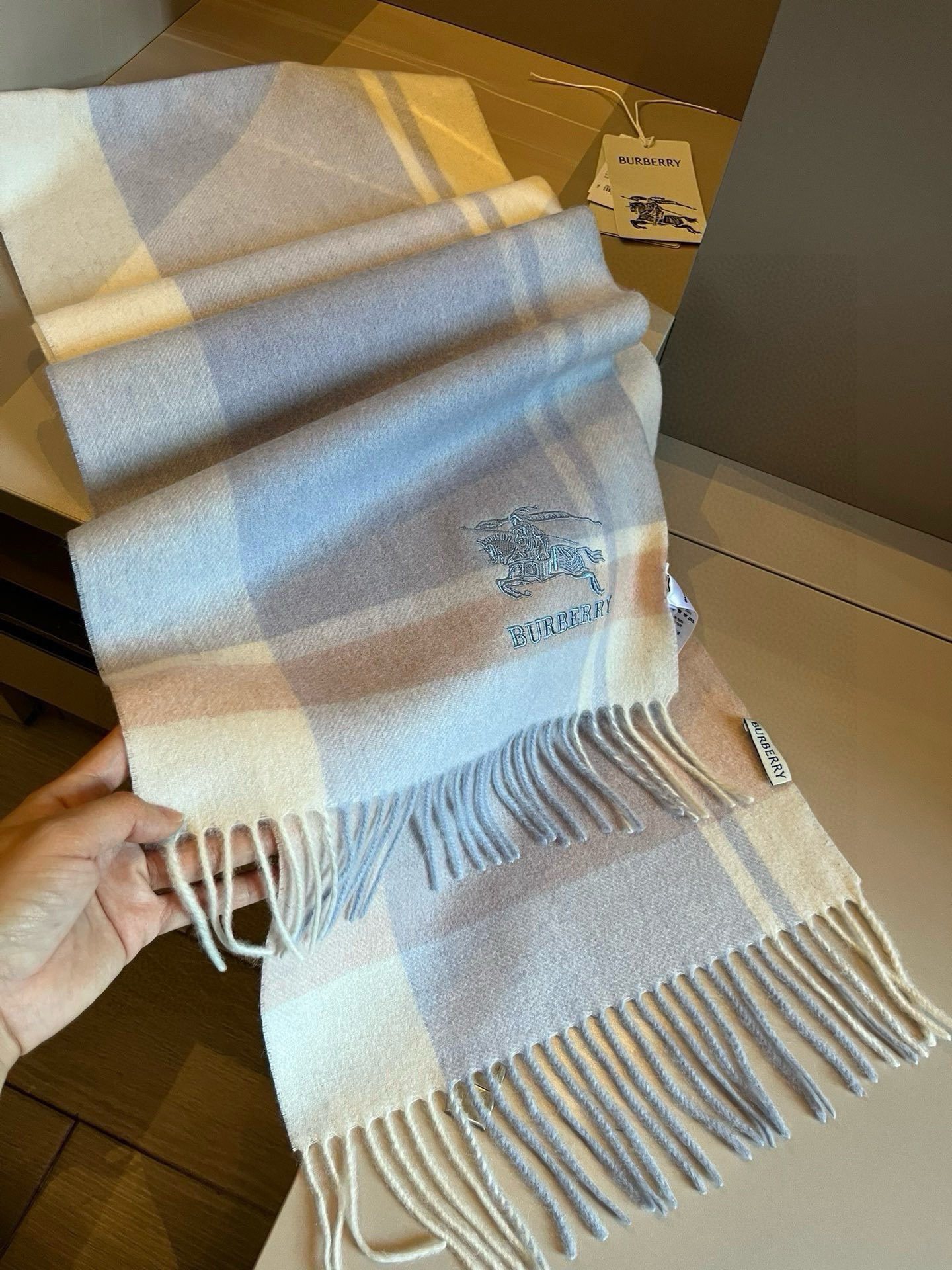 Burberry巴宝莉高品质进口羊绒围巾惊爆上架!顶级客供羊绒超高级的颜色设计海外专柜最新男士女士情侣款