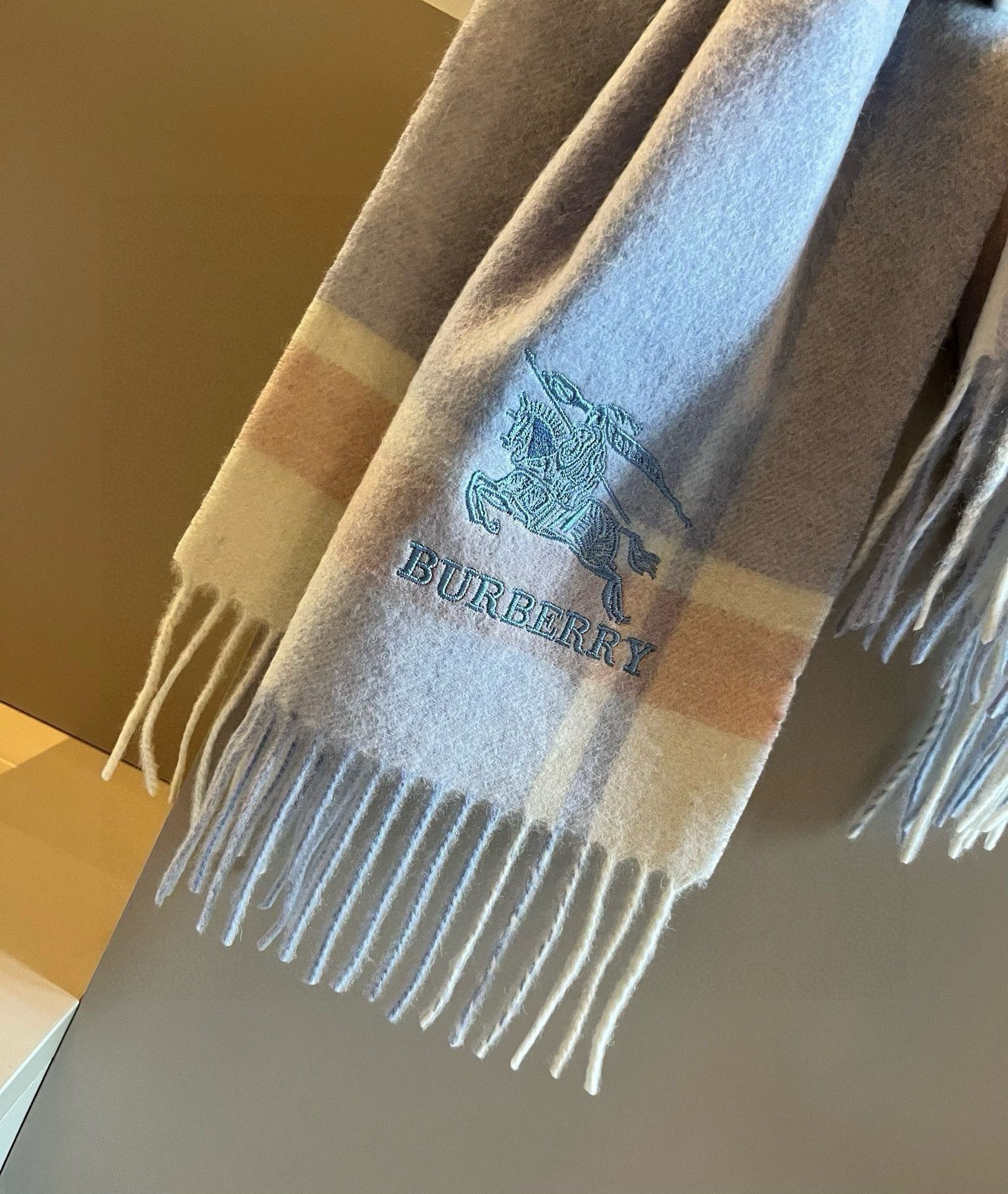Burberry巴宝莉高品质进口羊绒围巾惊爆上架!顶级客供羊绒超高级的颜色设计海外专柜最新男士女士情侣款