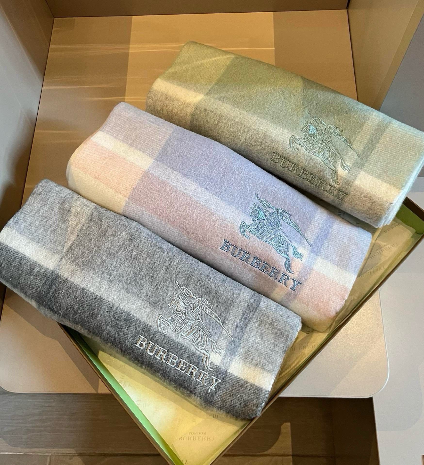 Burberry巴宝莉高品质进口羊绒围巾惊爆上架!顶级客供羊绒超高级的颜色设计海外专柜最新男士女士情侣款