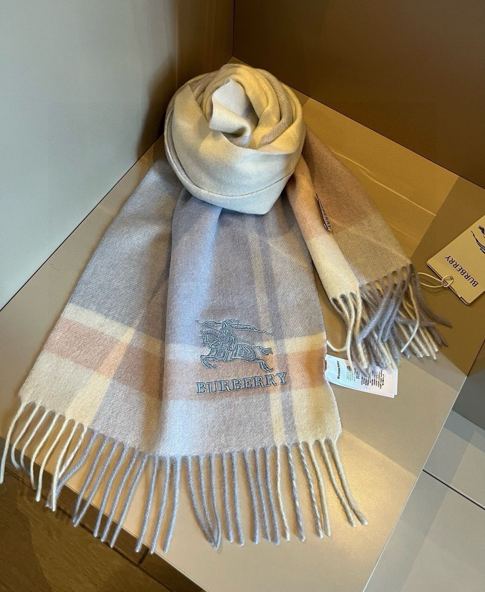 Burberry巴宝莉高品质进口羊绒围巾惊爆上架!顶级客供羊绒超高级的颜色设计海外专柜最新男士女士情侣款