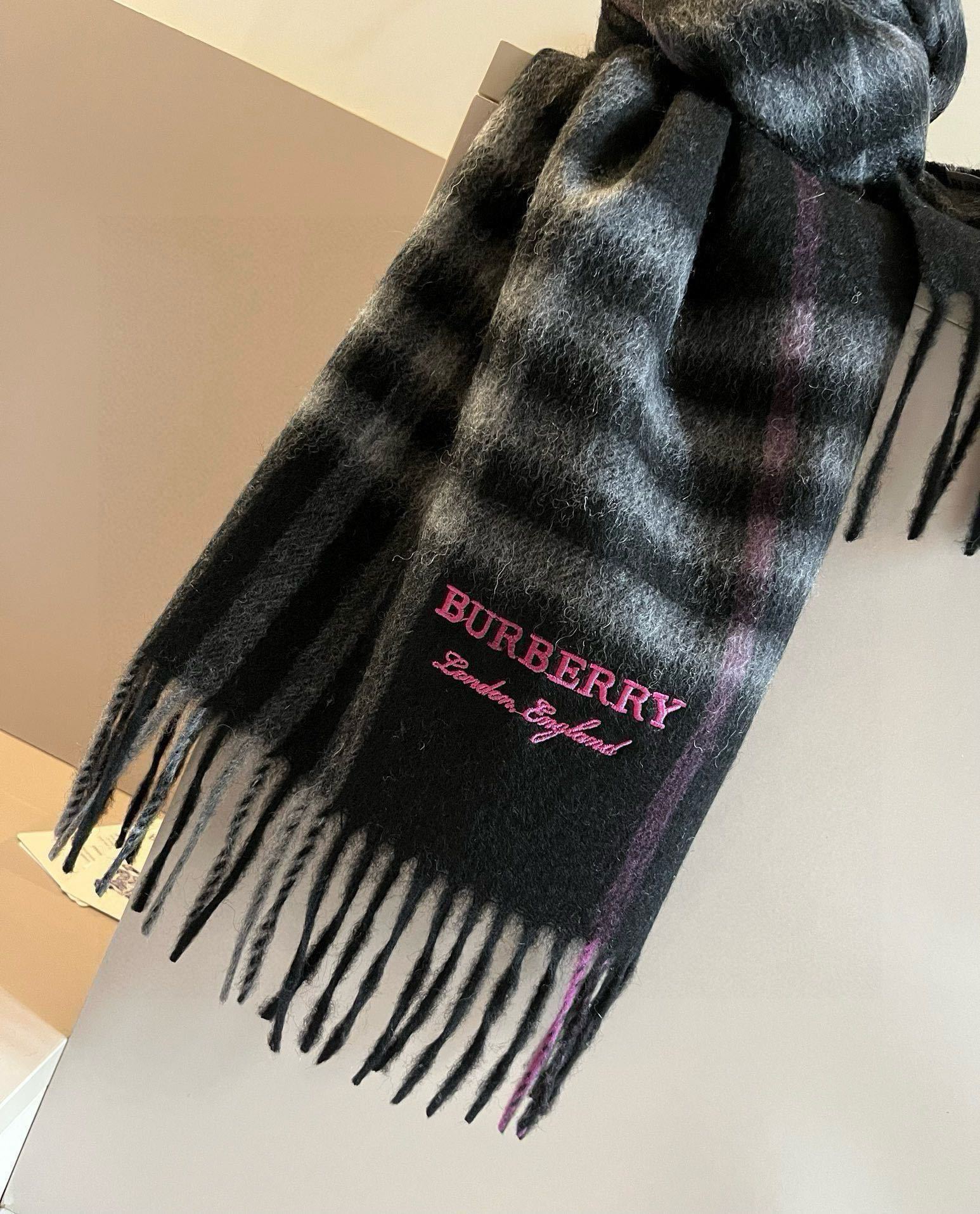 巴宝莉Burberry经典羊绒格子!!2024新款刺绣好看的要疯掉了太有型太有魅力了!!!非常品味时尚的