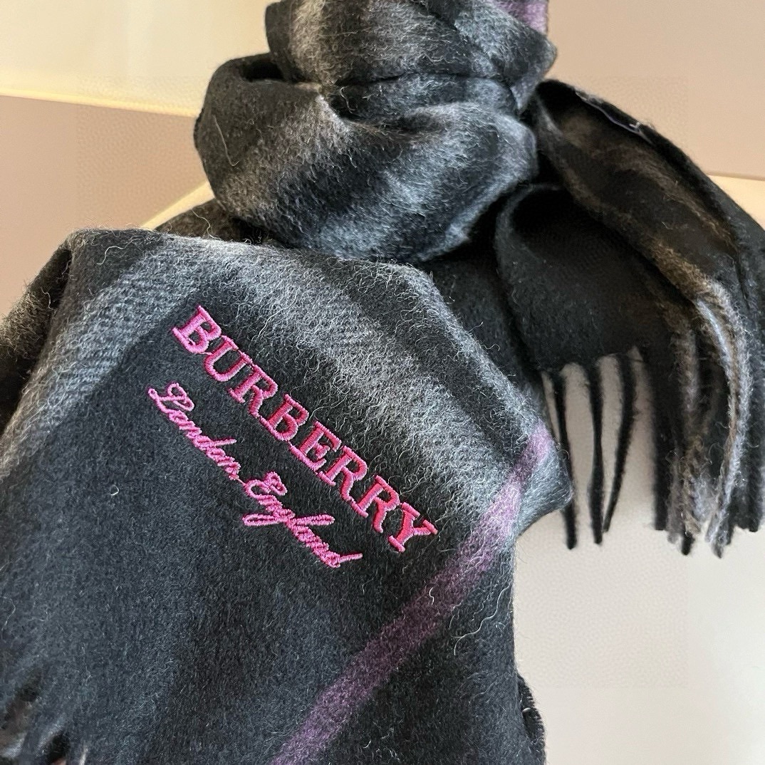 巴宝莉Burberry经典羊绒格子!!2024新款刺绣好看的要疯掉了太有型太有魅力了!!!非常品味时尚的