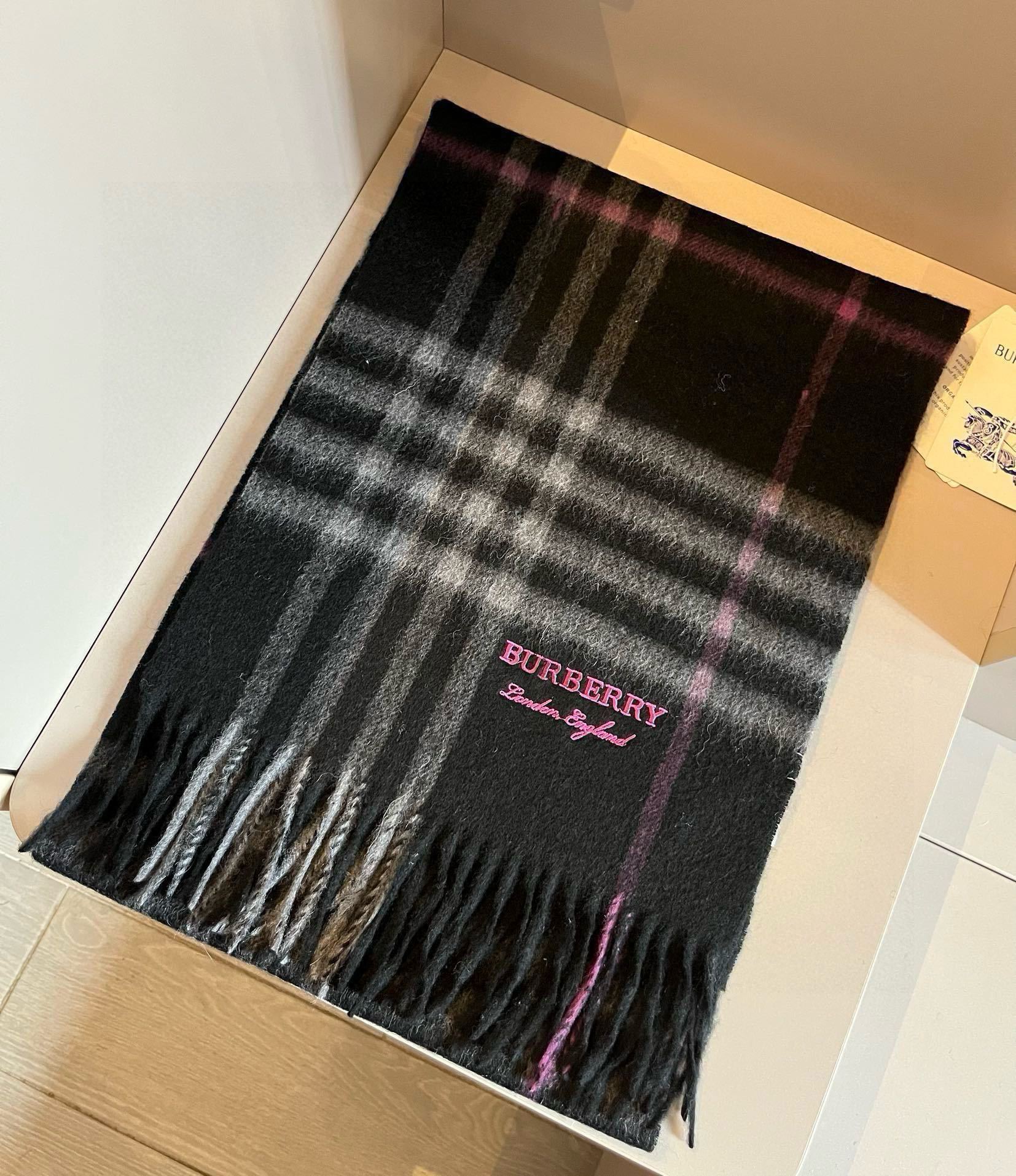 巴宝莉Burberry经典羊绒格子!!2024新款刺绣好看的要疯掉了太有型太有魅力了!!!非常品味时尚的