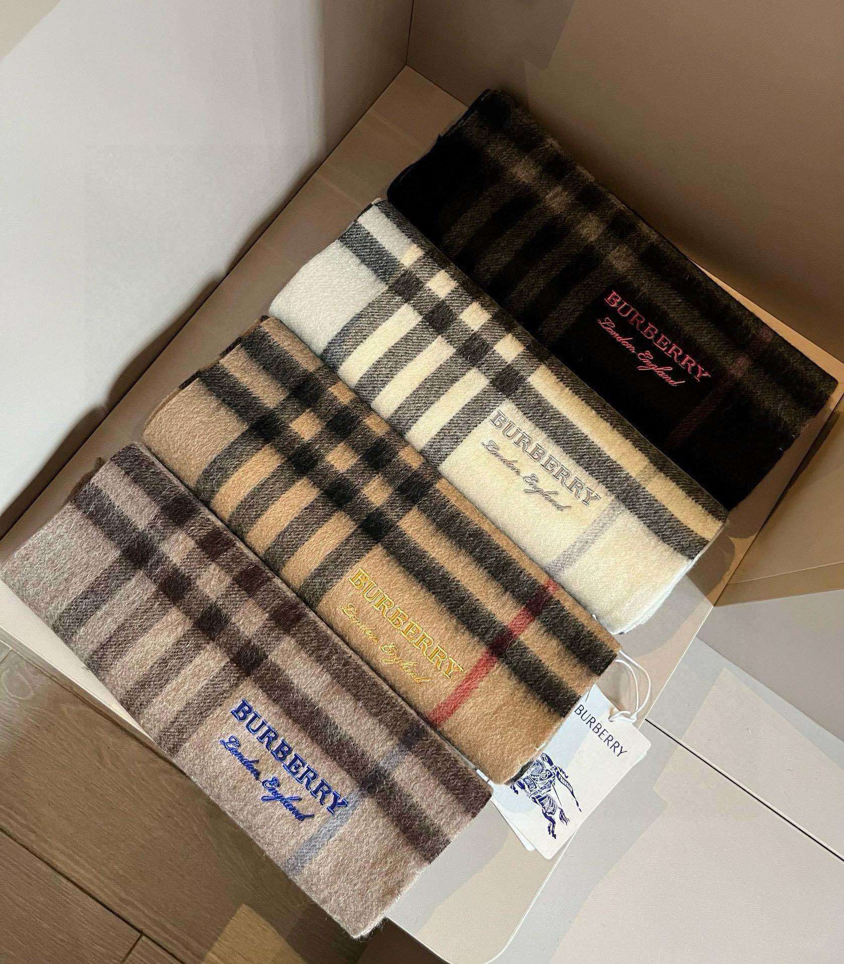 巴宝莉Burberry经典羊绒格子!!2024新款刺绣好看的要疯掉了太有型太有魅力了!!!非常品味时尚的